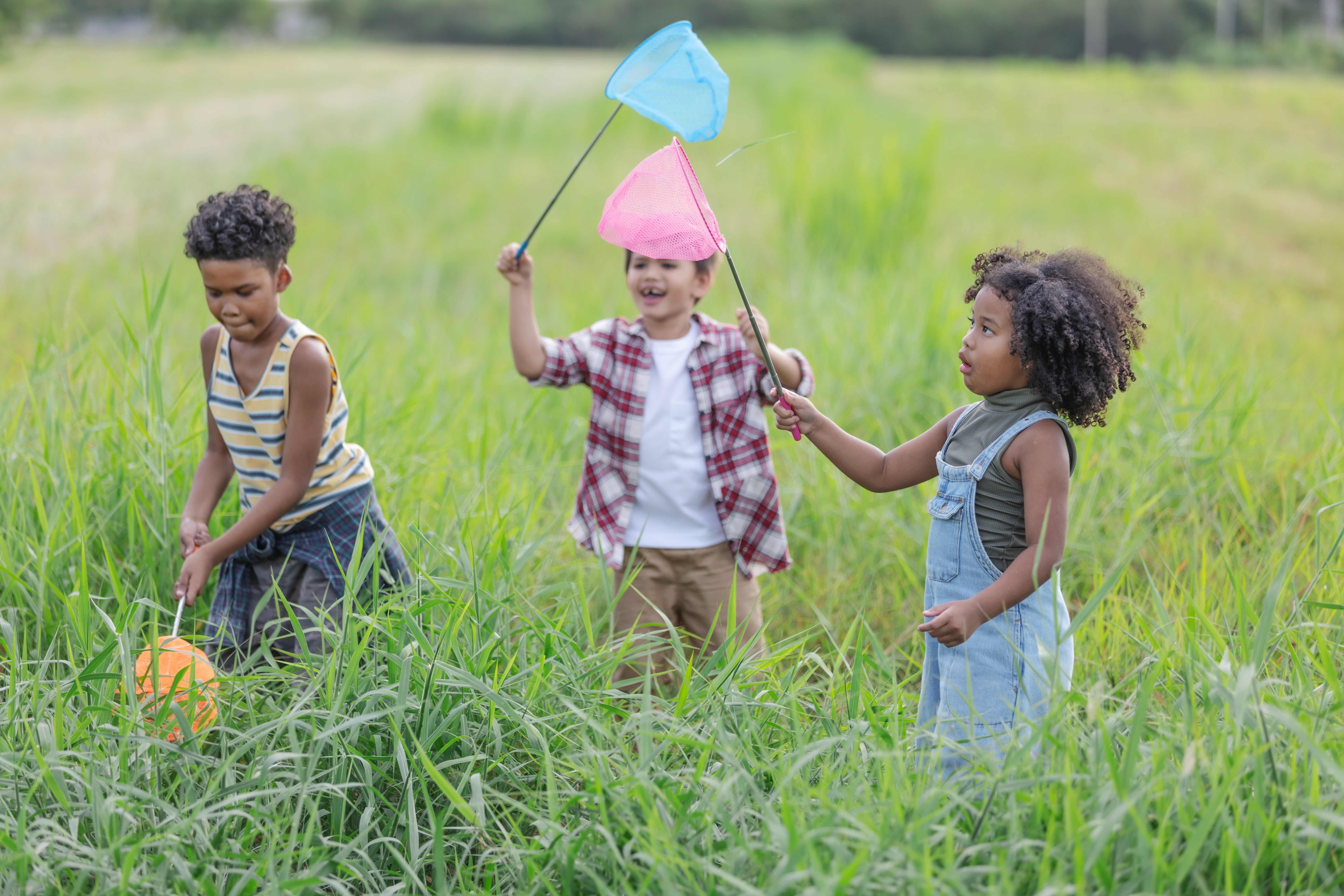 Kinder spielen draußen