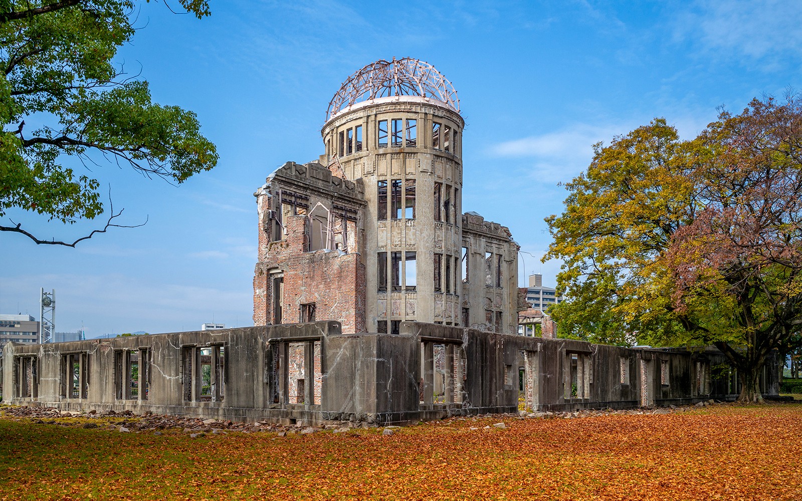 ہیروشیما امن یادگار خزاں کے پتوں کے ساتھ، جو عالمی ثقافتی ورثہ سیاحت بس کے دورے کا حصہ ہے۔