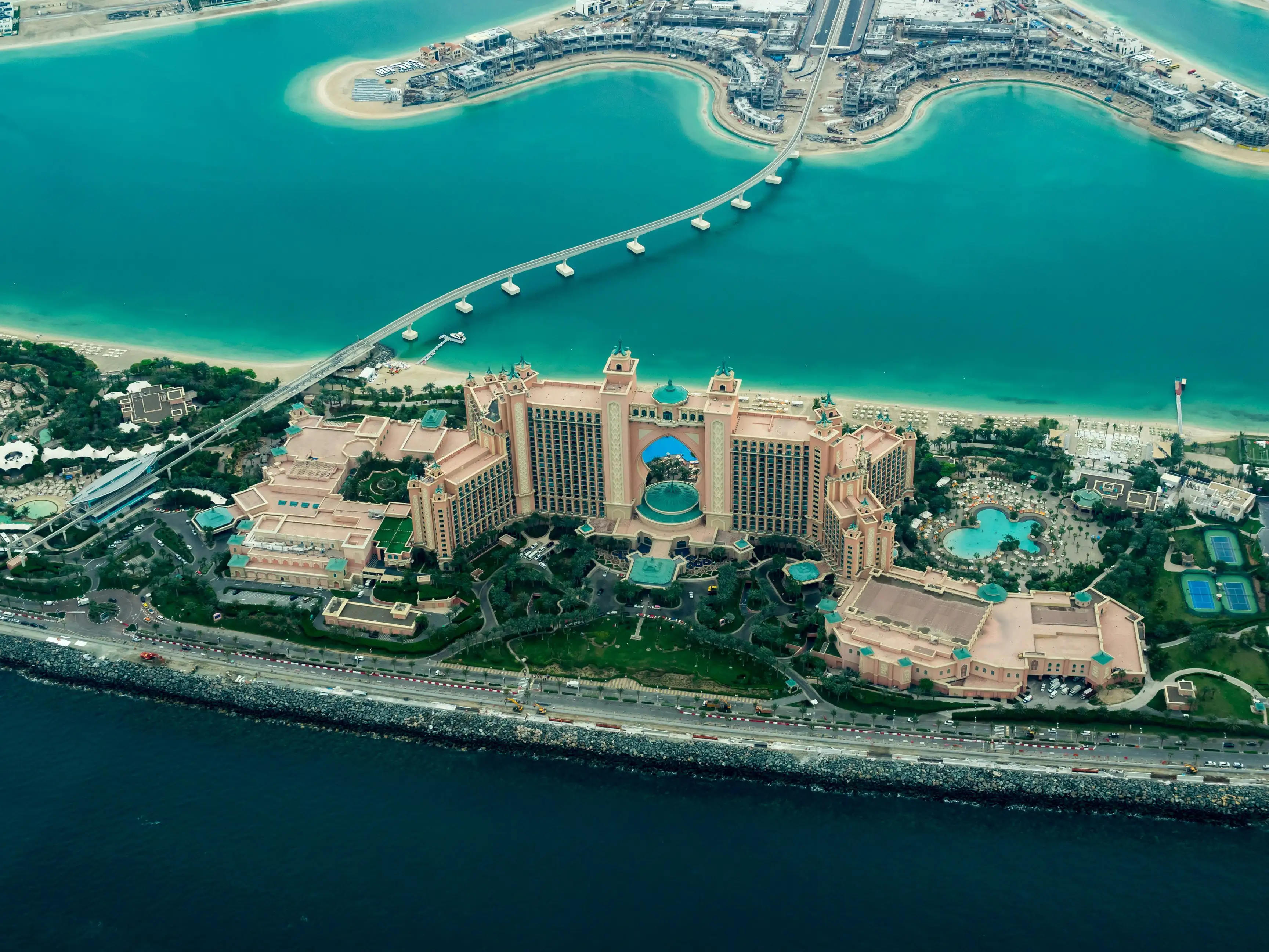 Vista aérea del hotel Atlantis The Palm en la isla Palm Jumeirah en Dubái