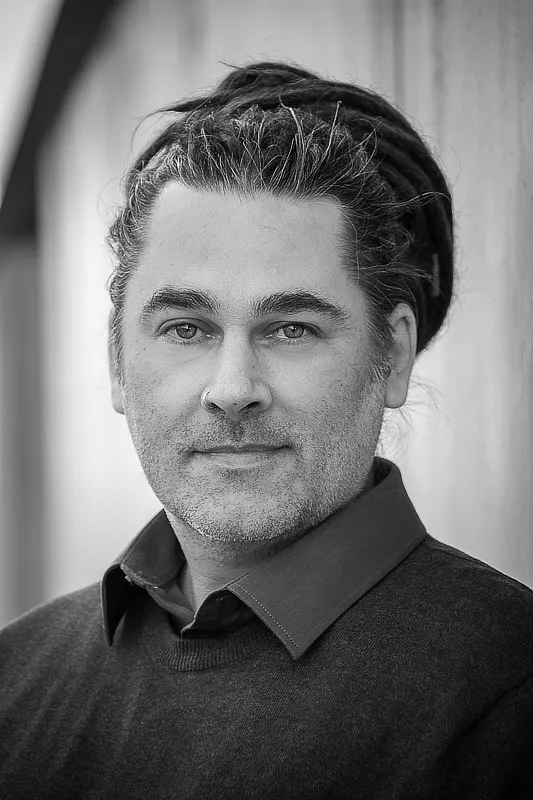 Portrait in Schwarz-Weiß von Miguel Baptista.