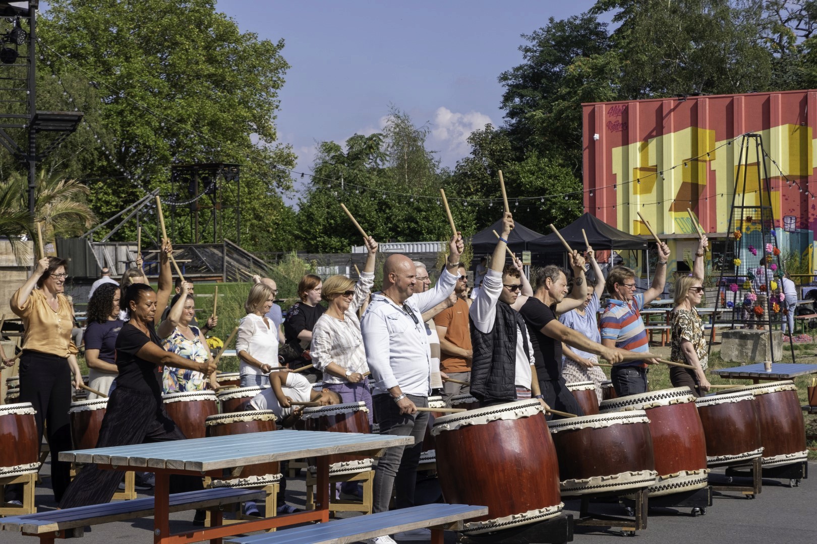 Vrijwilligers in actie op de trom tijdens het zomerfeest