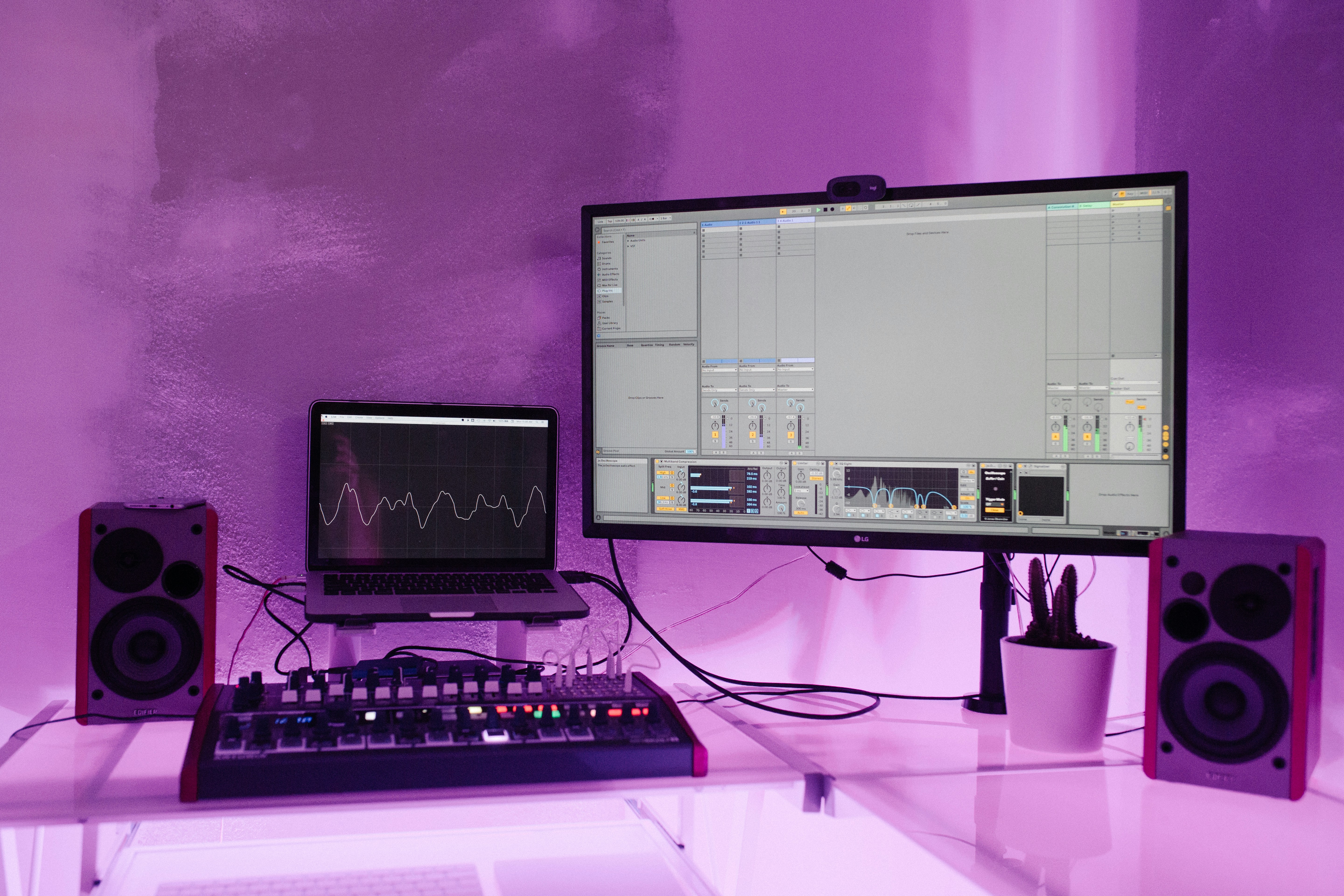 a pc screen with music software - Serato DJ