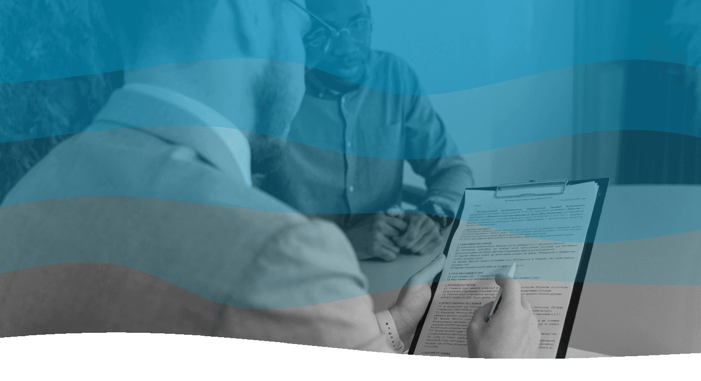 Twee heren op een kantoor, die samen de documenten van een van hen doornemen. Minimalistische golvende lagen in zachte grijze en blauwe tinten, die een serene en rustgevende sfeer oproepen.