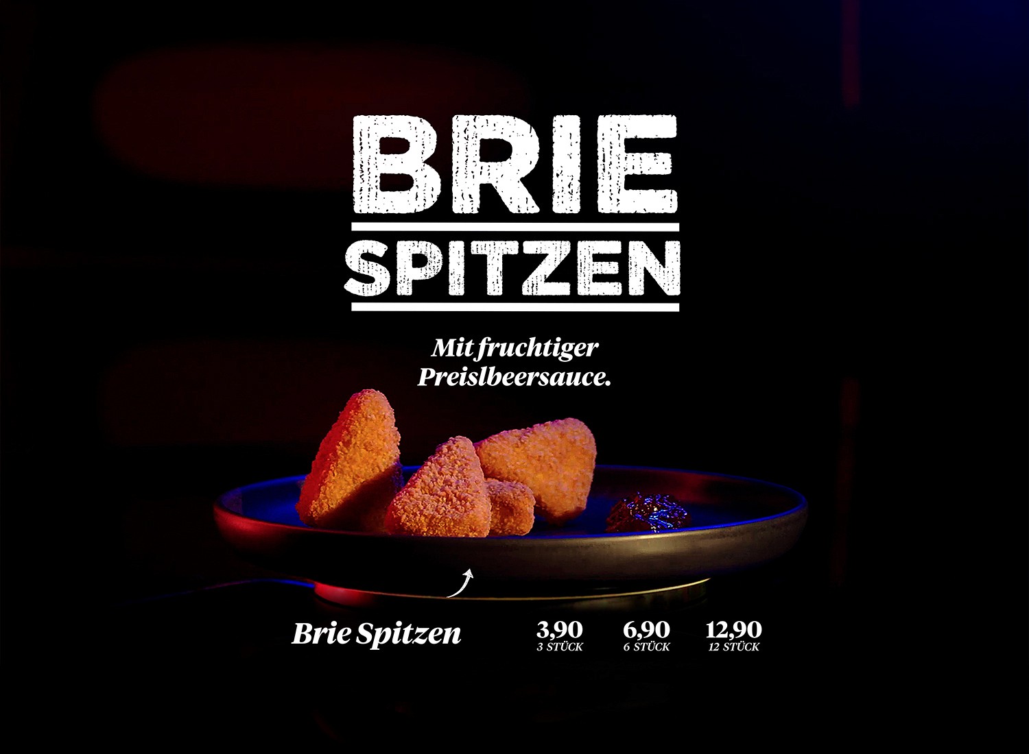 Handy auf dem eine Social Media Werbung zu sehen ist, wo sieh zwei Personen die Hand reichen.