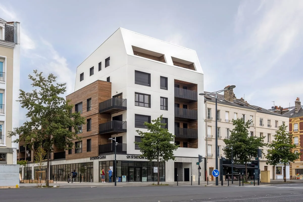Bâtiment d’angle moderne logements commerces — photo urbaine Lille | Anteale Yann Manac’h