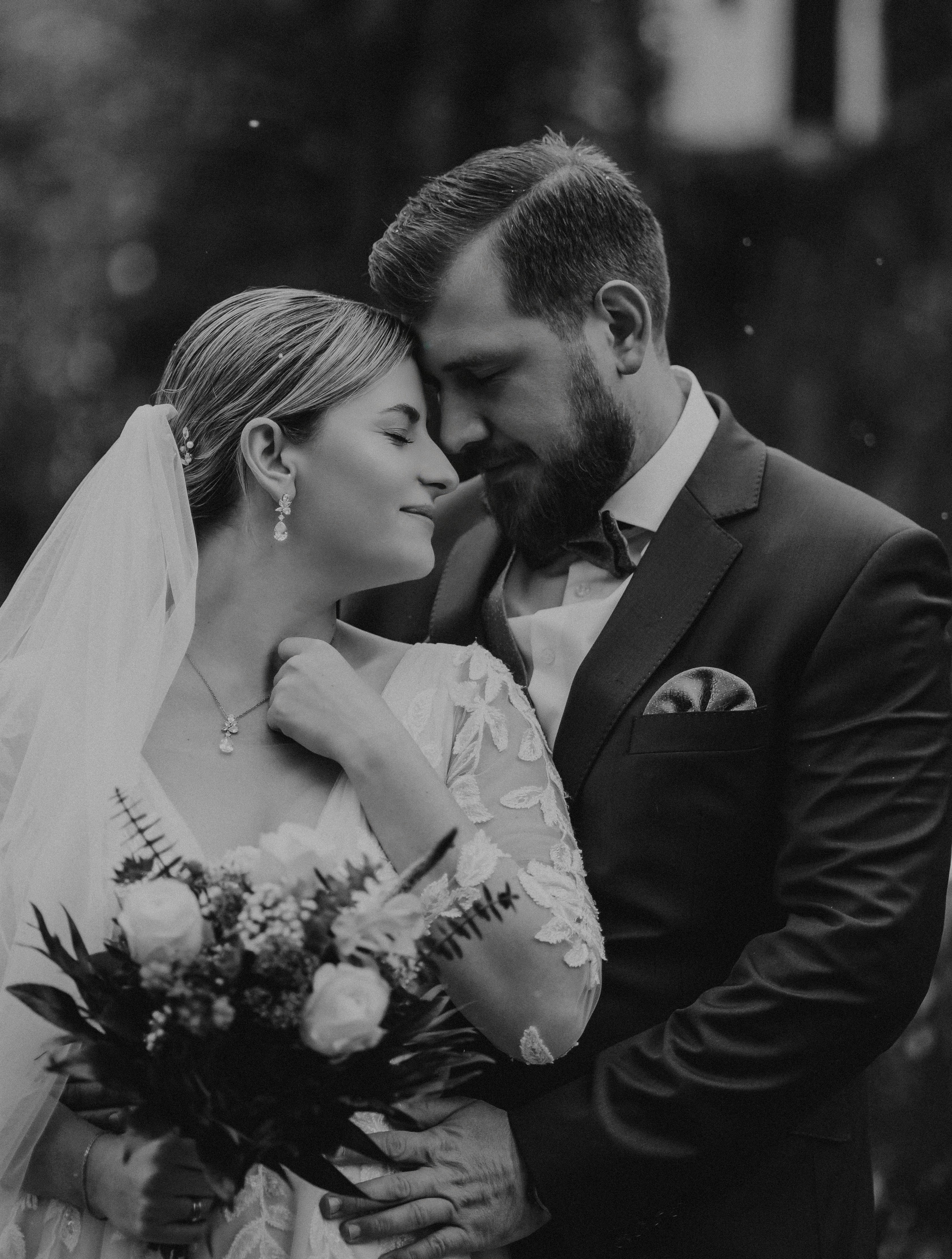 Schwarzweiß Hochzeitsfotografie in Bogen – emotionales Porträt von Braut und Bräutigam.