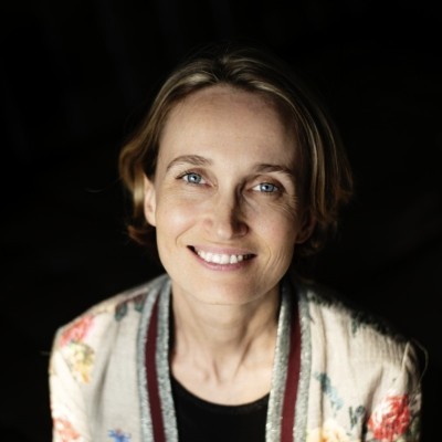 Portrait de Sophie Montmailler avec un fond noir.