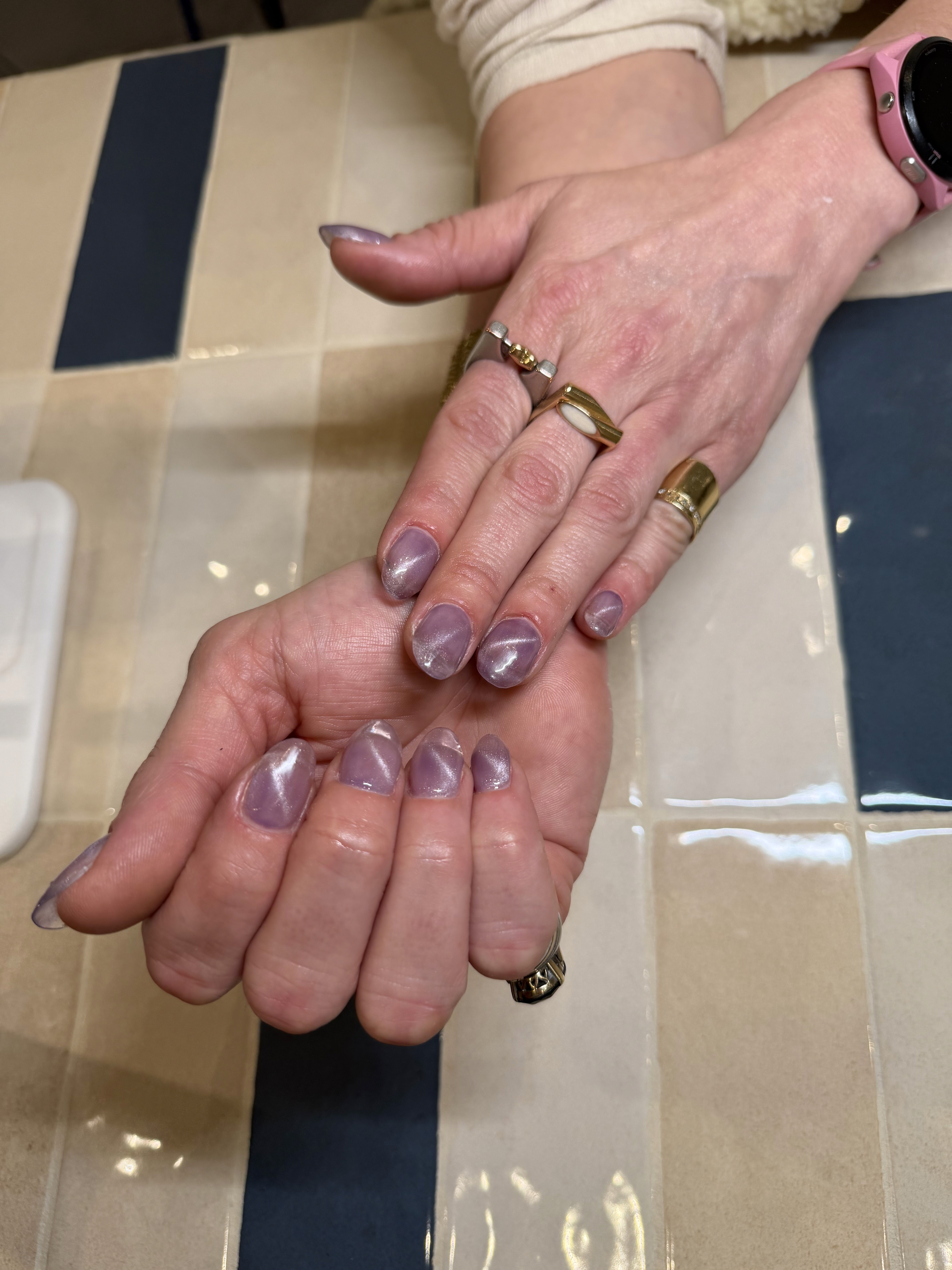 Short lilac cat eye gel nails with pearl shimmer effect, oval shape, Brava Nails Berlin