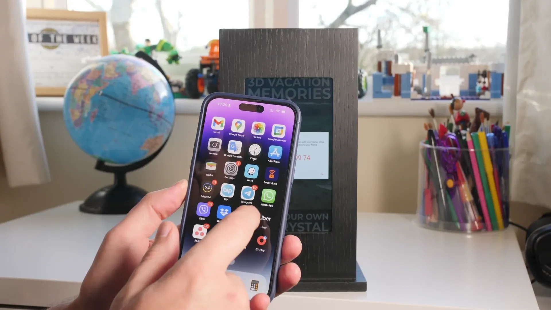 Product video explaining the setup process of a 3D digital crystal display using clear steps and clean visuals, supporting both customer onboarding and online sales.