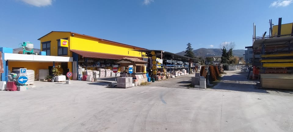 vista dall'esterno del piazzale e stabile di ferramenta edilizia celanetti a tivoli