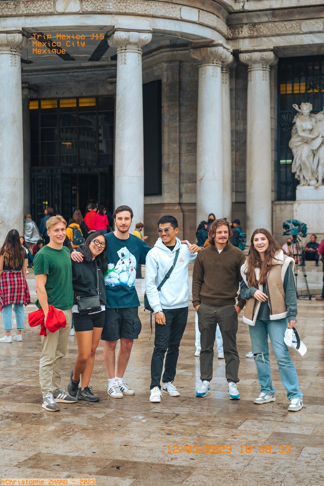 Groupe d’amis devant le Palacio de Bellas Artes, CDMX  