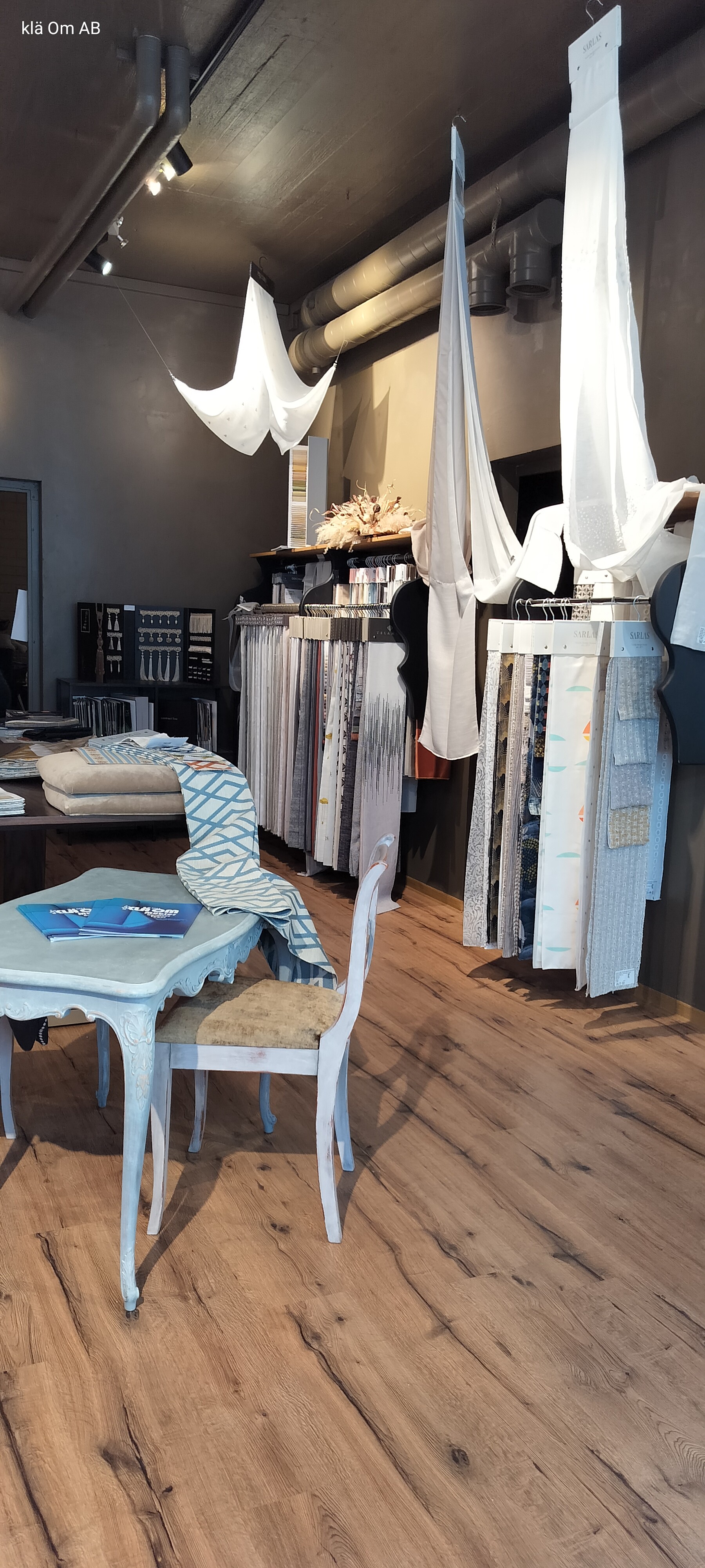 Showrrom med stort sortiment av material för gardiner