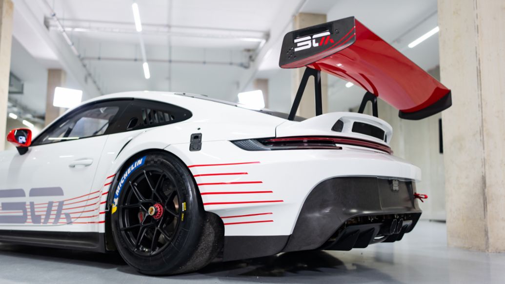 Porsche 911 GT3 Cup MR 30 : vue arrière et aileron aux couleurs des trente ans de Manthey.