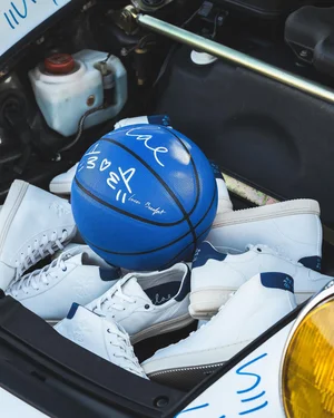 Dans le lookbook de la marque Danoise Another Aspect, le mannequin porte un costume gris et une chemise blanche