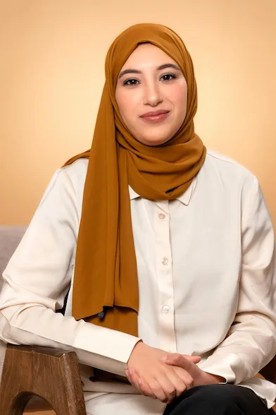  Meryem Abouhafs, la psychologue assise dans une chaise.