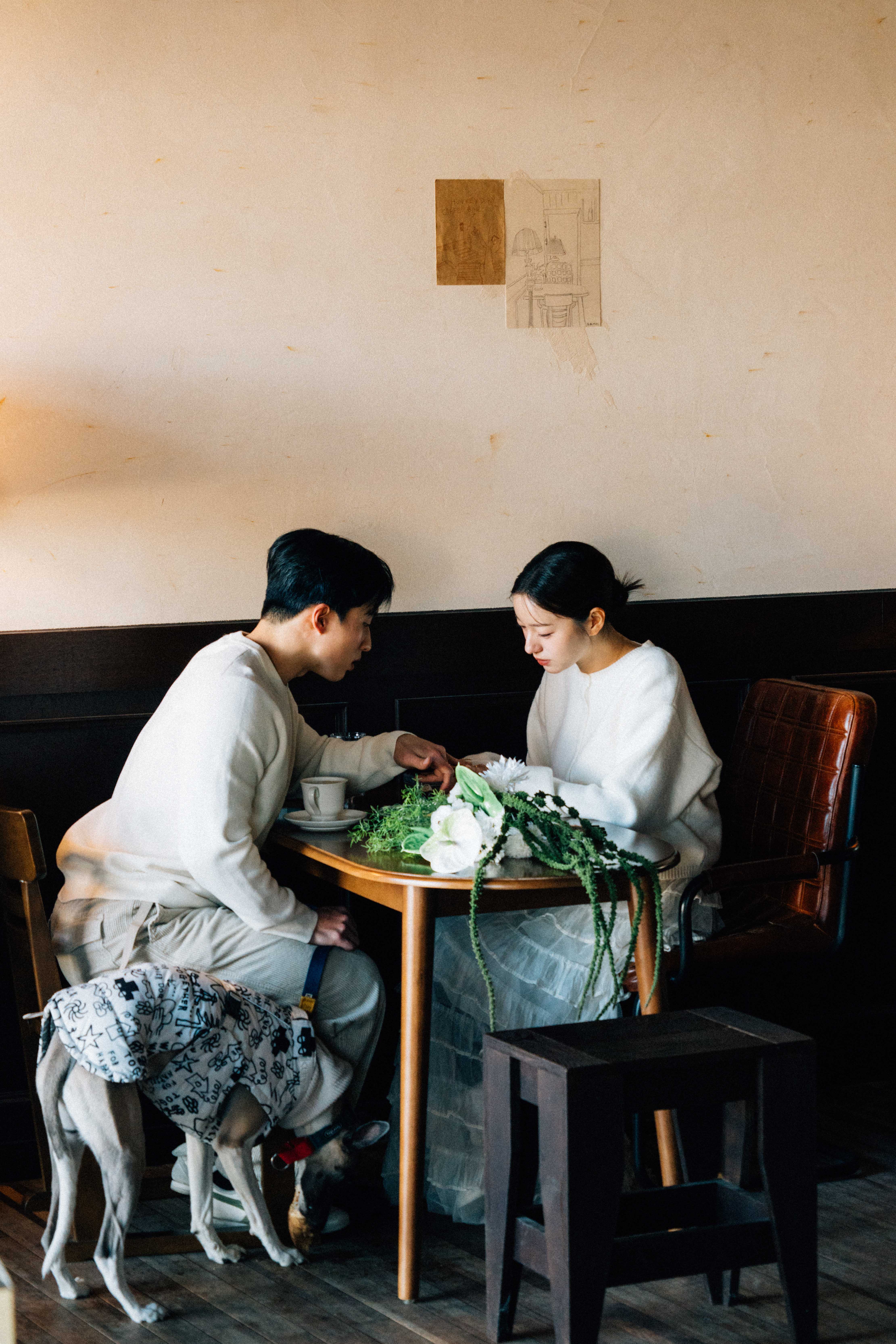 강릉 웨딩스냅 카페 촬영 후기 | 헝키도리커피바에서 담아낸 후안스냅의 실내 웨딩 기록