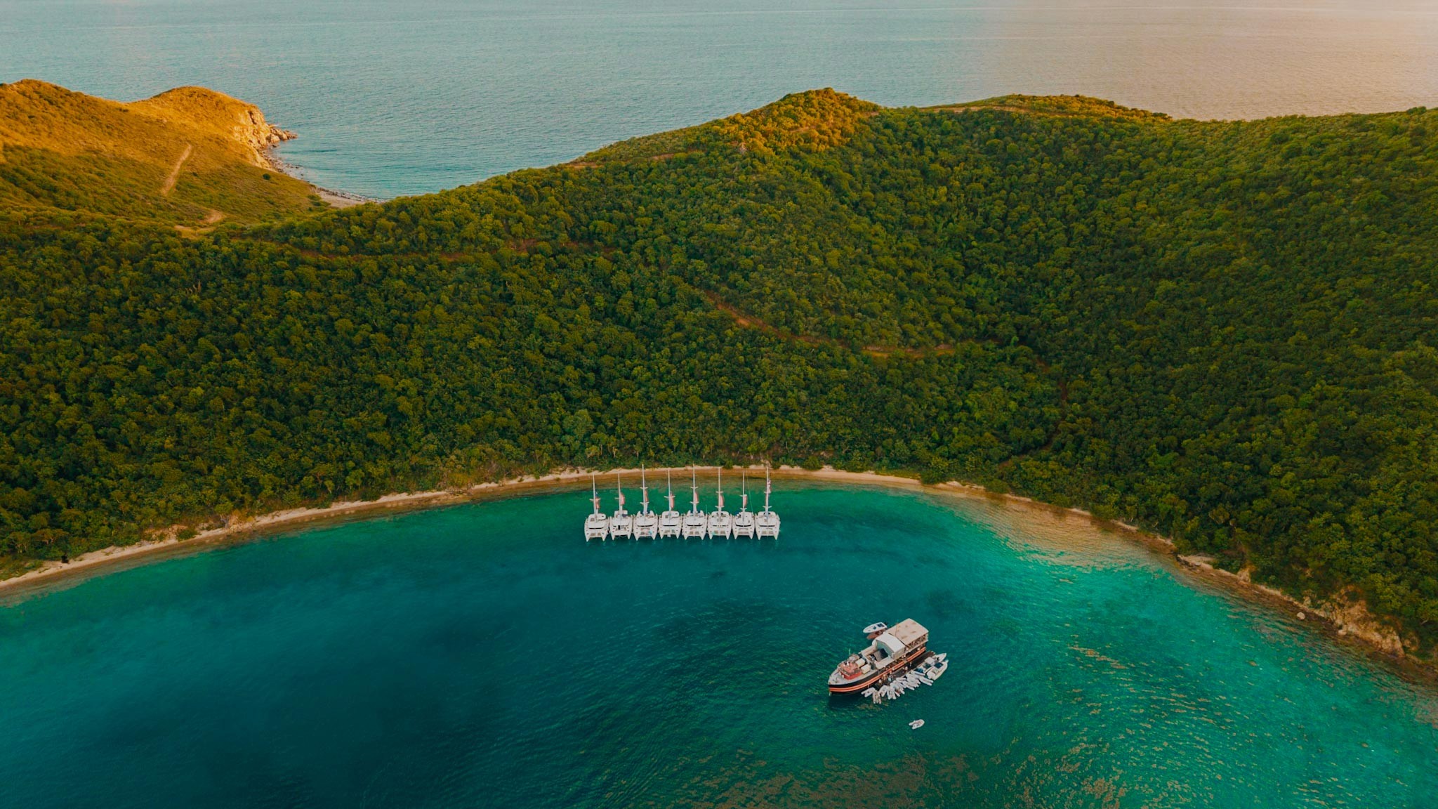 Yacht Week BVI merkevareinnhold som viser seiling, natur og sosiale opplevelser i Karibia