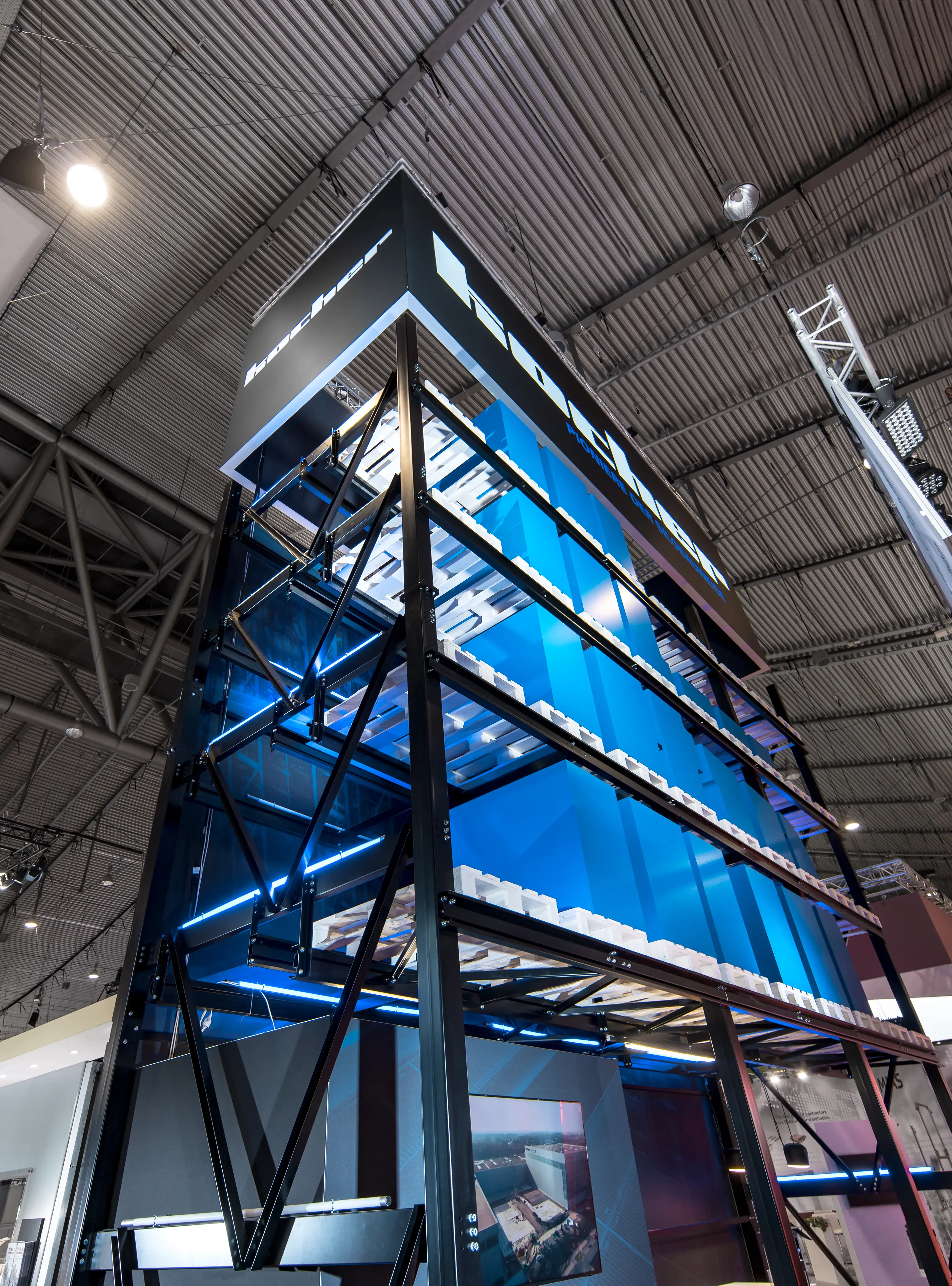 Ansicht des Kocher Stand auf der Logimat Messe aus einer schrägen Sicht von der linken Seite