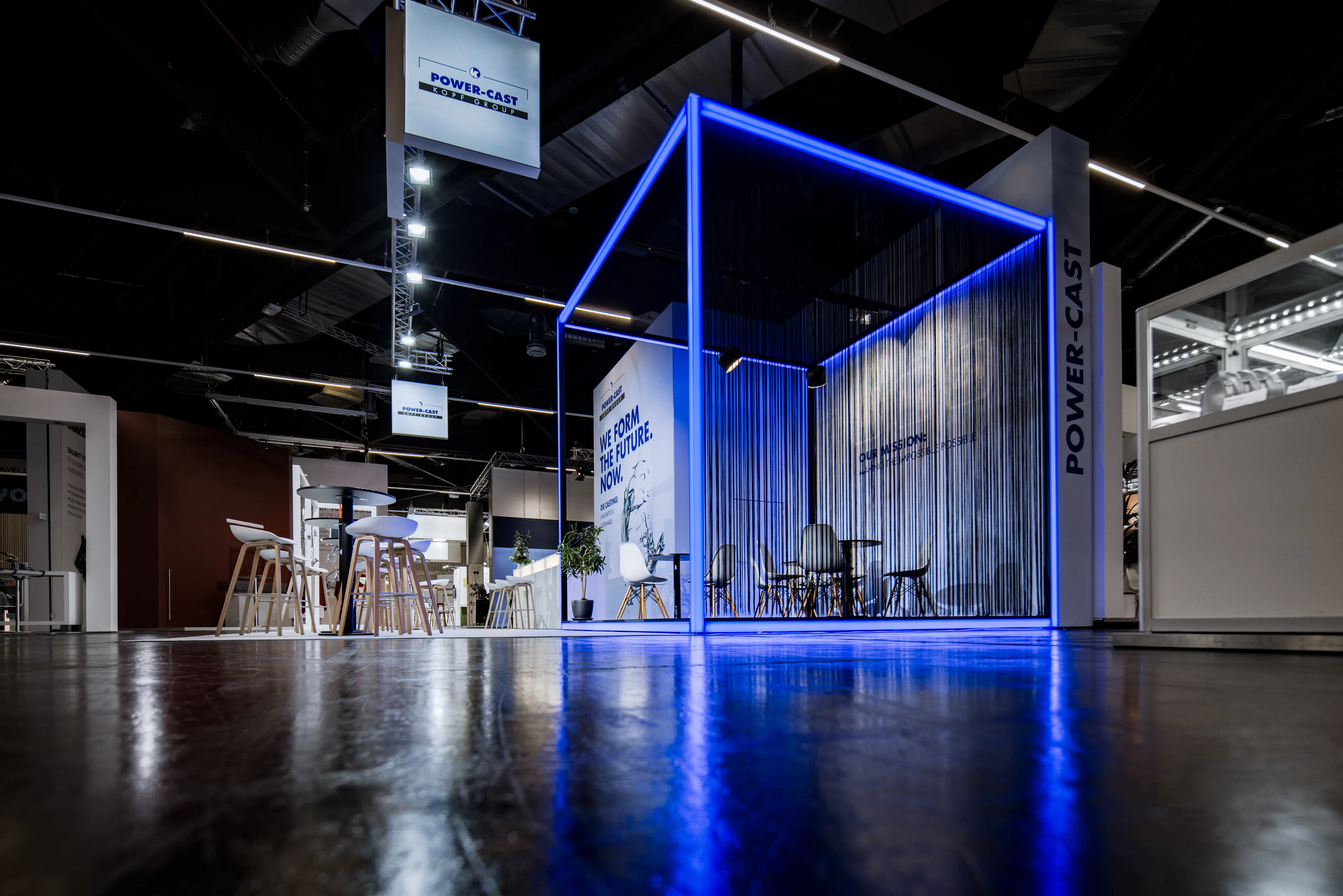 Beleuchtetes Octalux Rahmensystem auf dem Power-Cast Messestand auf der Euroguss 2024 in Nürnberg