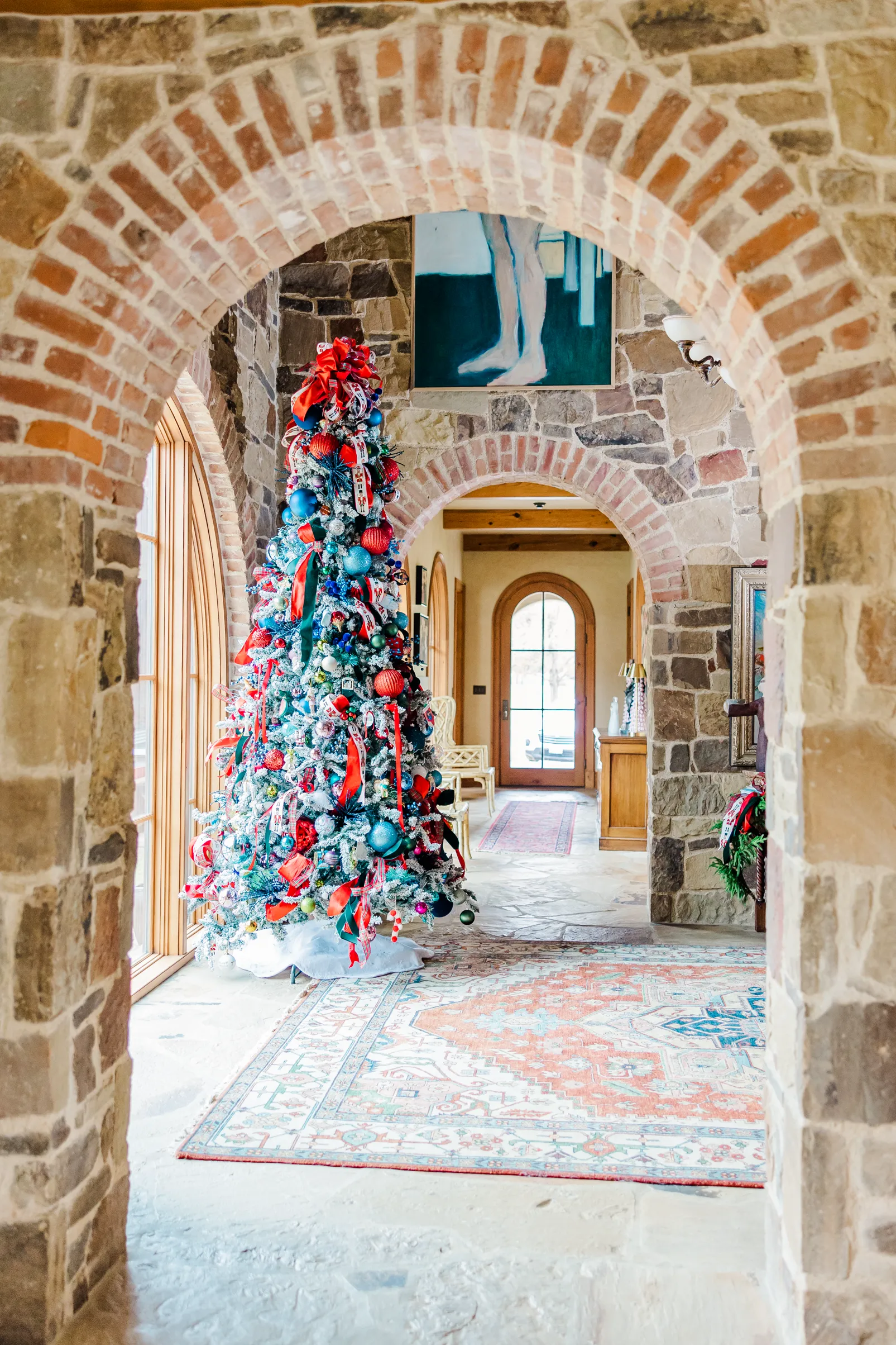 Luxury table setting by Sarah Overall Events with pink embroidered napkins, gold-rimmed plates, floral arrangements, and personalized menus in Shreveport.