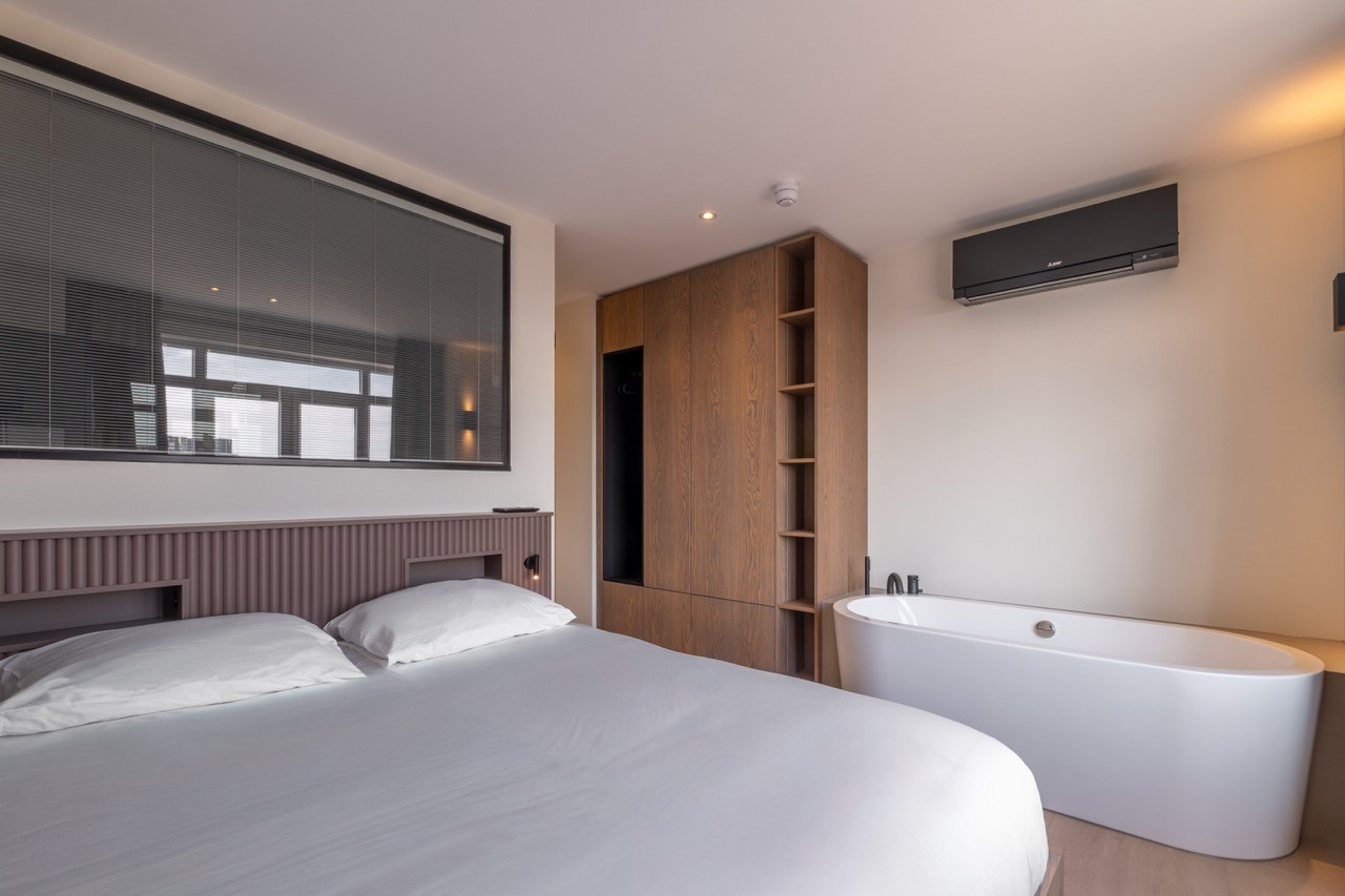 Luxe suite met tweepersoonsbed en vrijstaand bad in Hotel Four Stories
