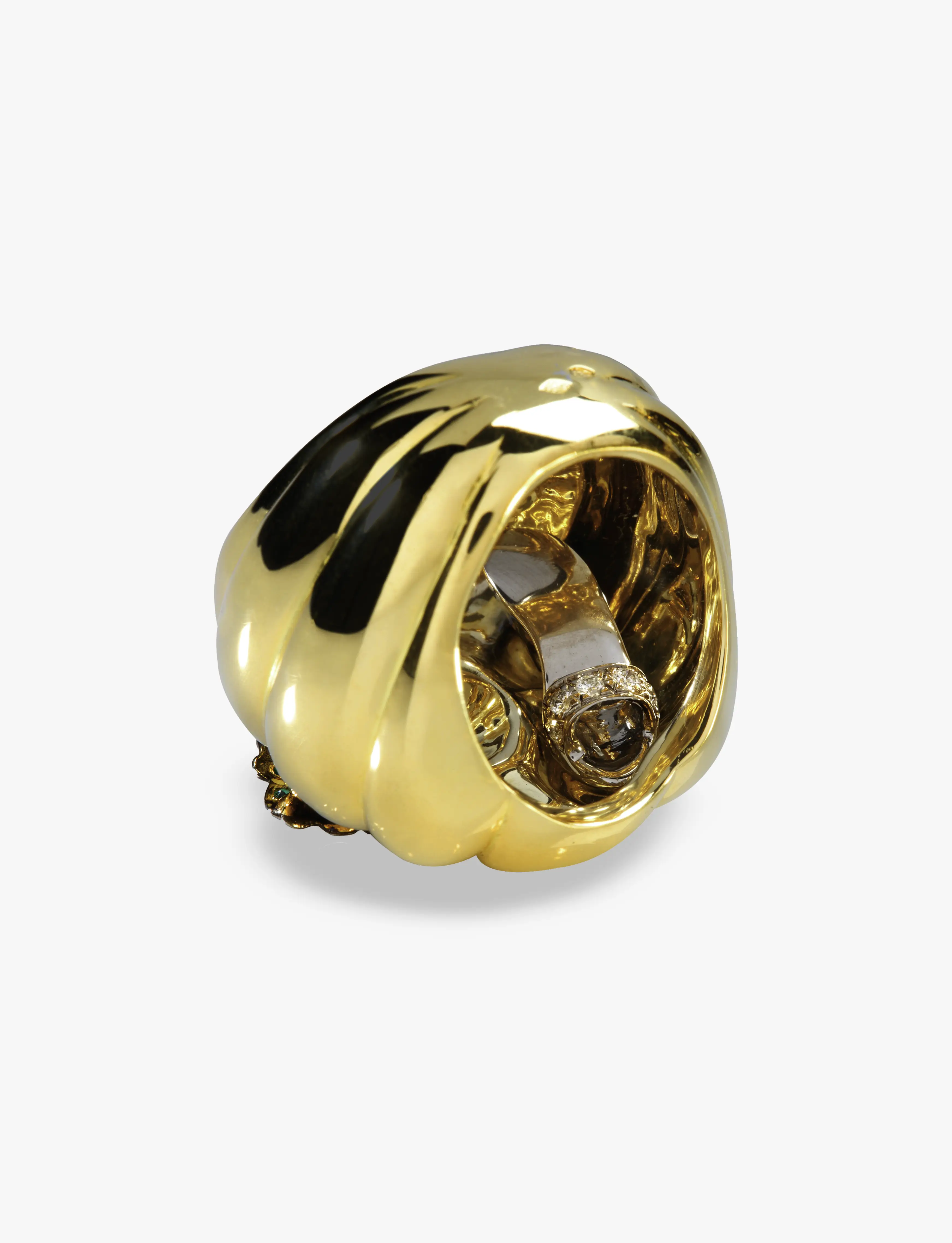 Détail de la Bague Citrouille Maison Édéenne avec volume citrouille en or et pierres précieuses