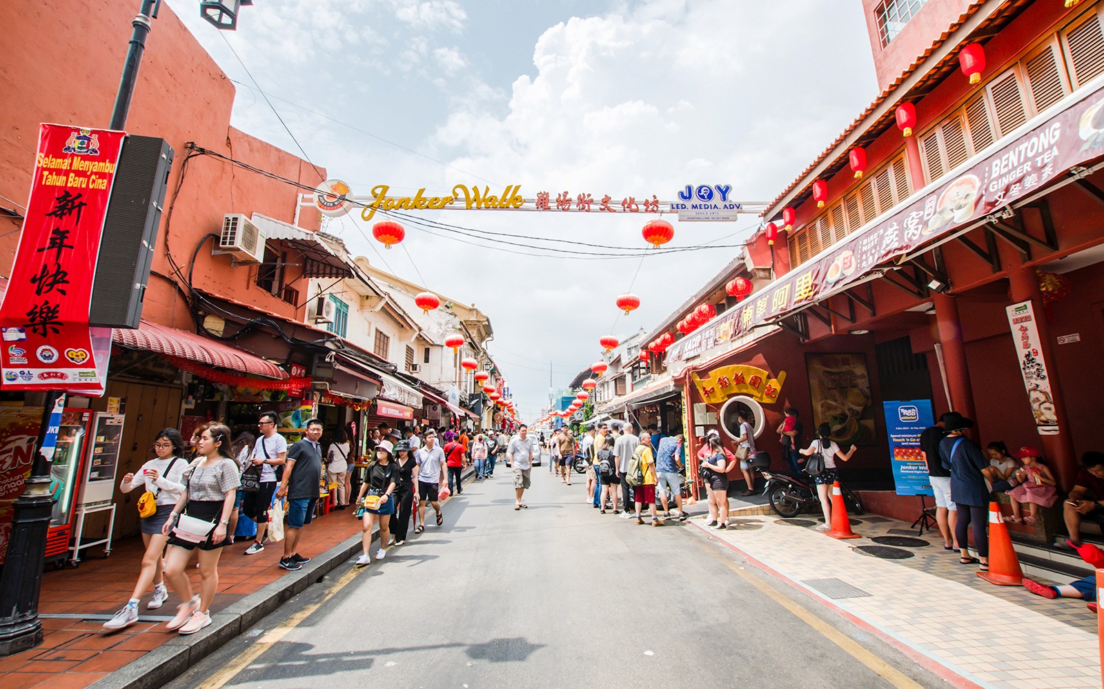 Jonker Street in Melaka bustling with tourists and red lanterns.