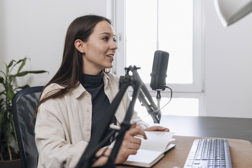 User-Research-Interview bei Fünfpunktnull: Julia Thum befragt einen Probanden zu Produktanforderungen und Nutzerbedürfnissen