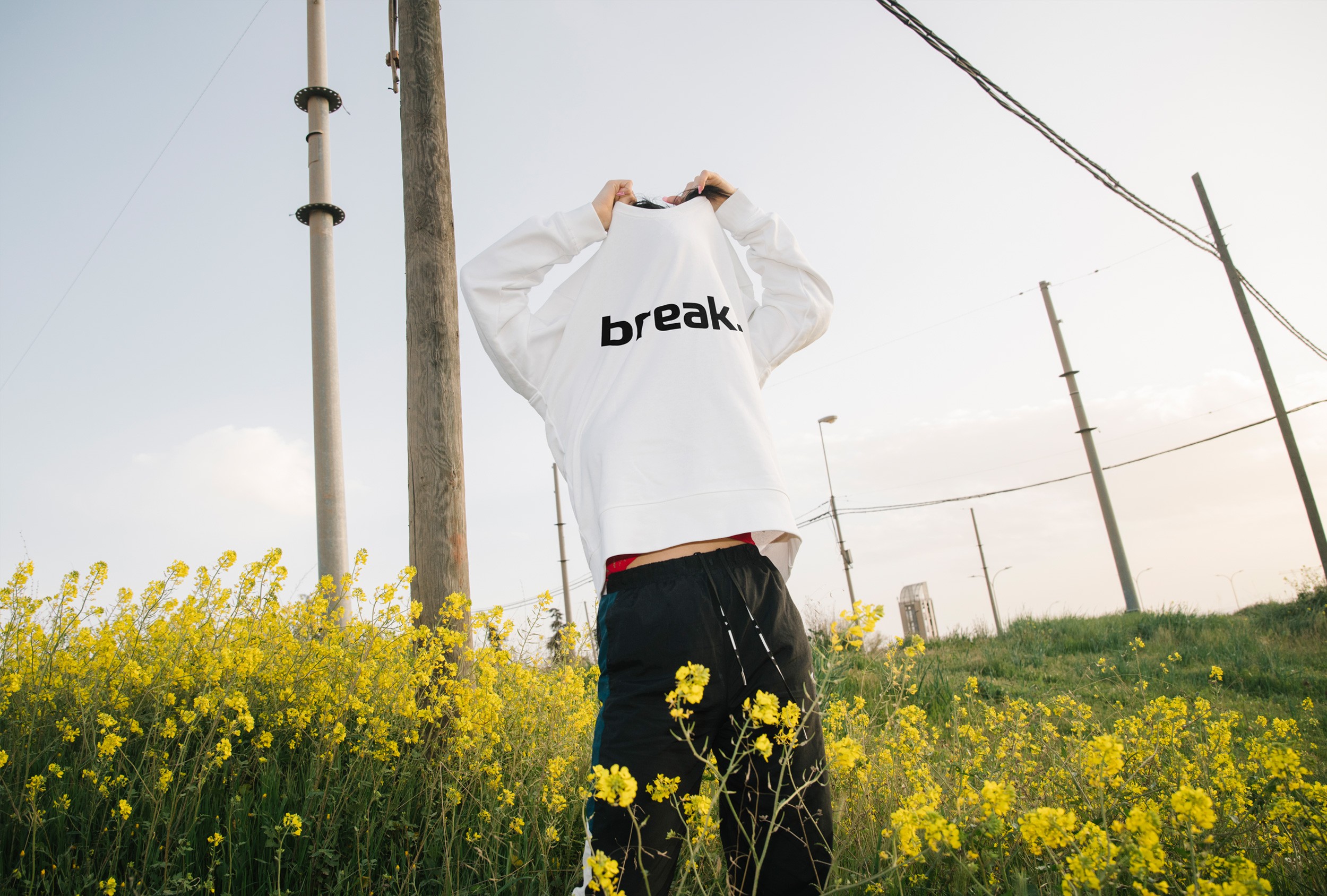 Fotografie eines T-Shirts, das mit Break Media Branding-Elementen gestaltet wurde.