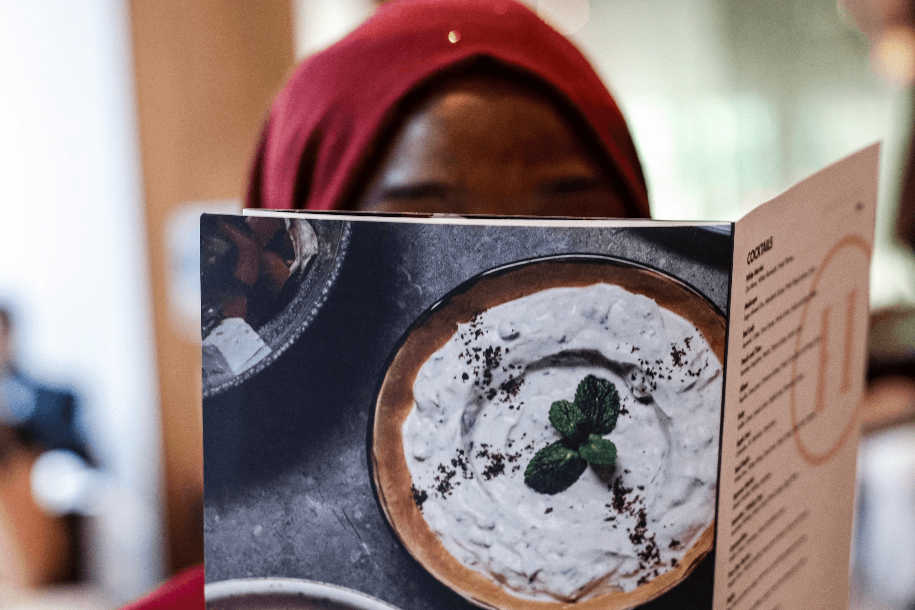 Une femme qui lit un menu papier