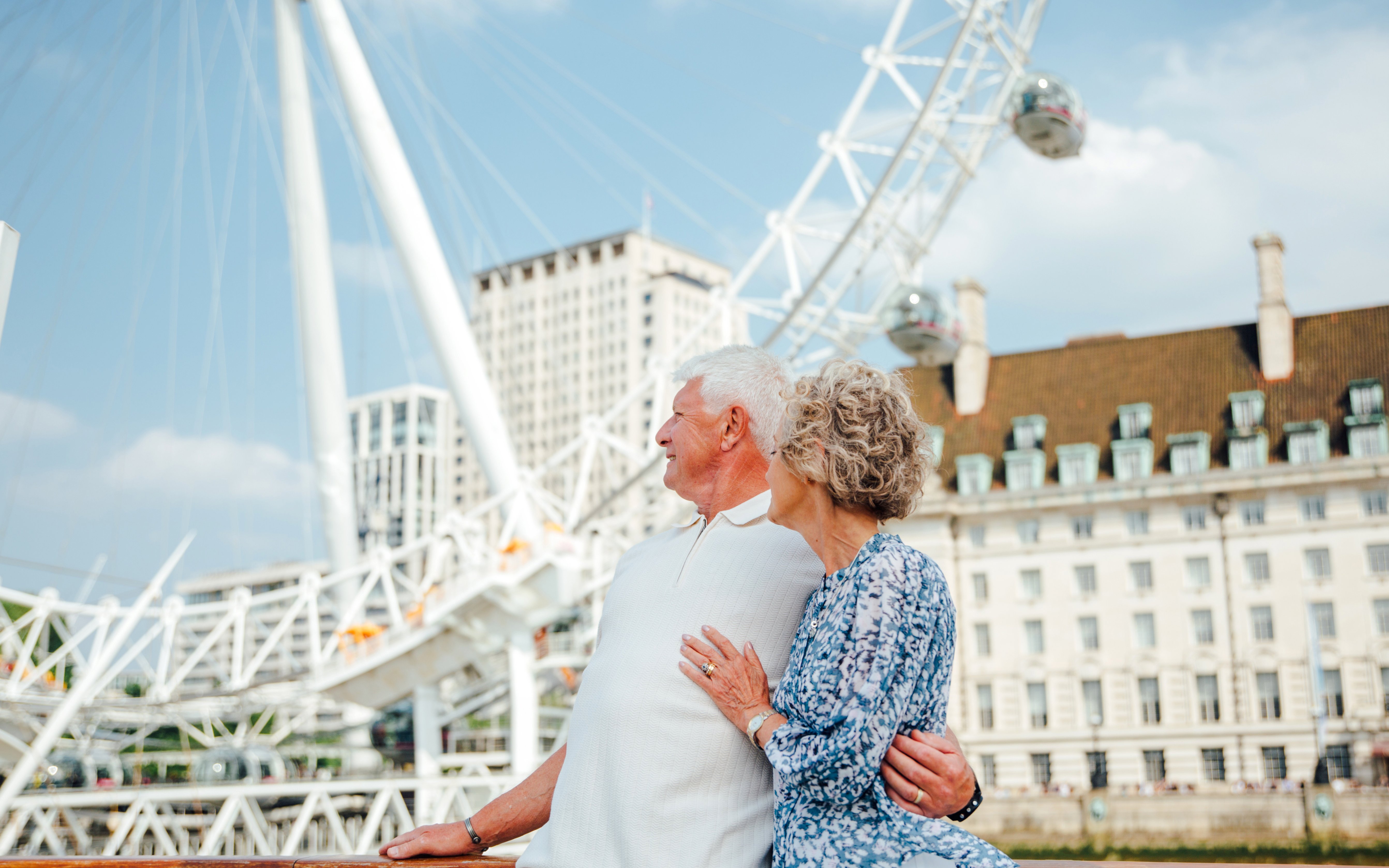 Invitados disfrutando de las vistas del London Eye desde el barco del crucero de la Torre de Londres.