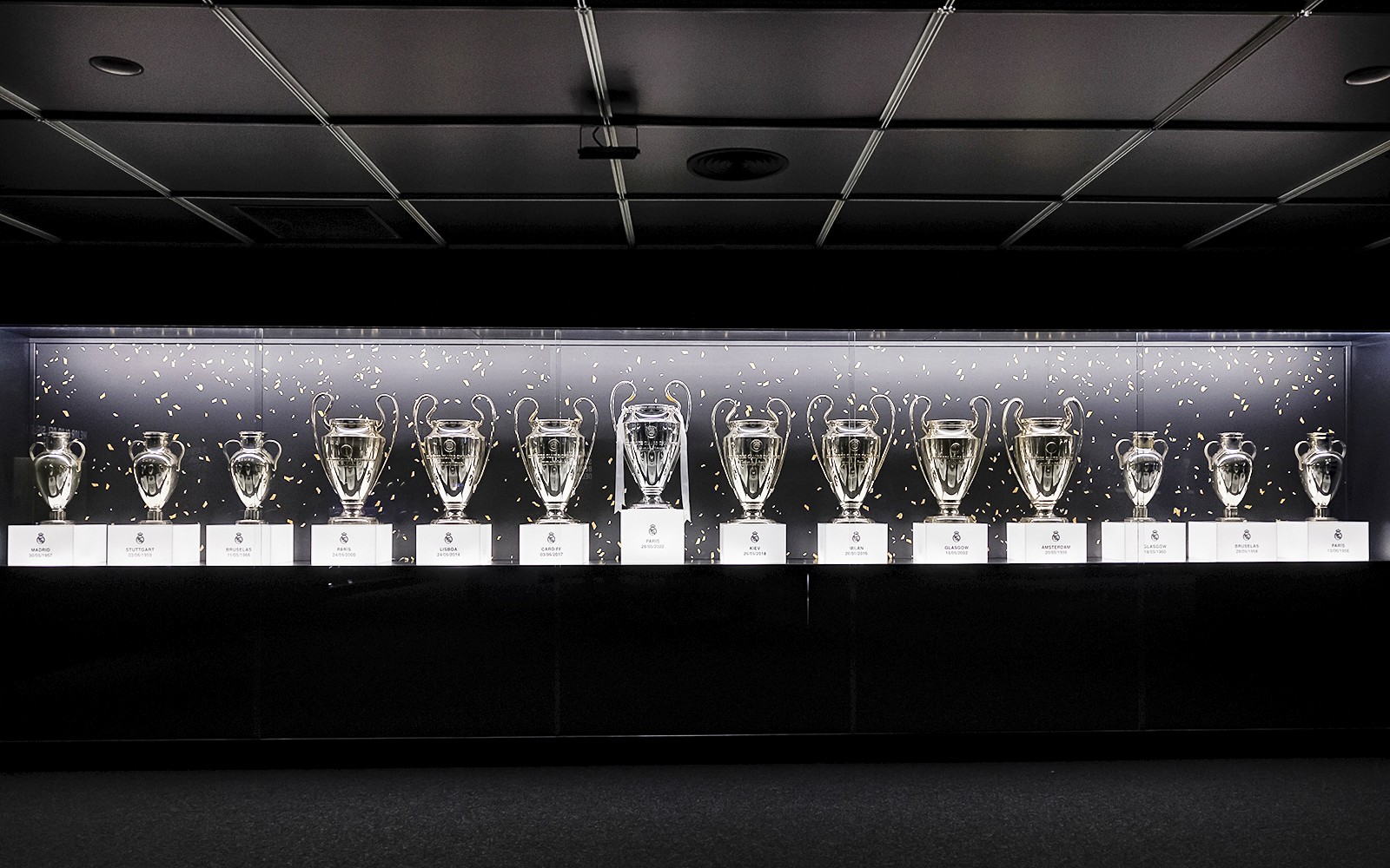 Piala-piala dipamerkan di Stadion Santiago Bernabeu selama tur di Madrid, Spanyol.