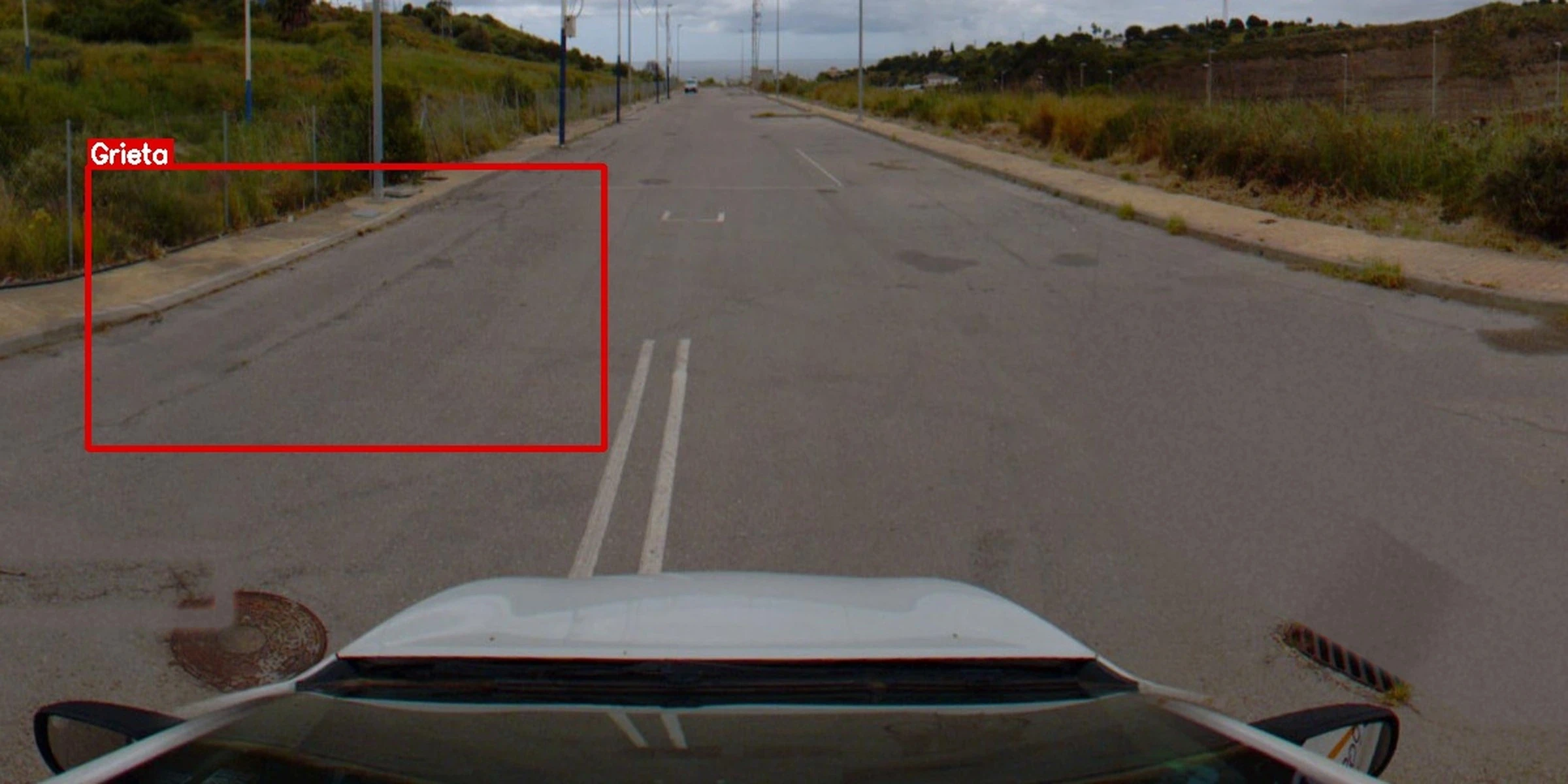  Imagen 360° de una calle de Estepona con una grieta en el asfalto detectada y marcada por UBIQUA-IA