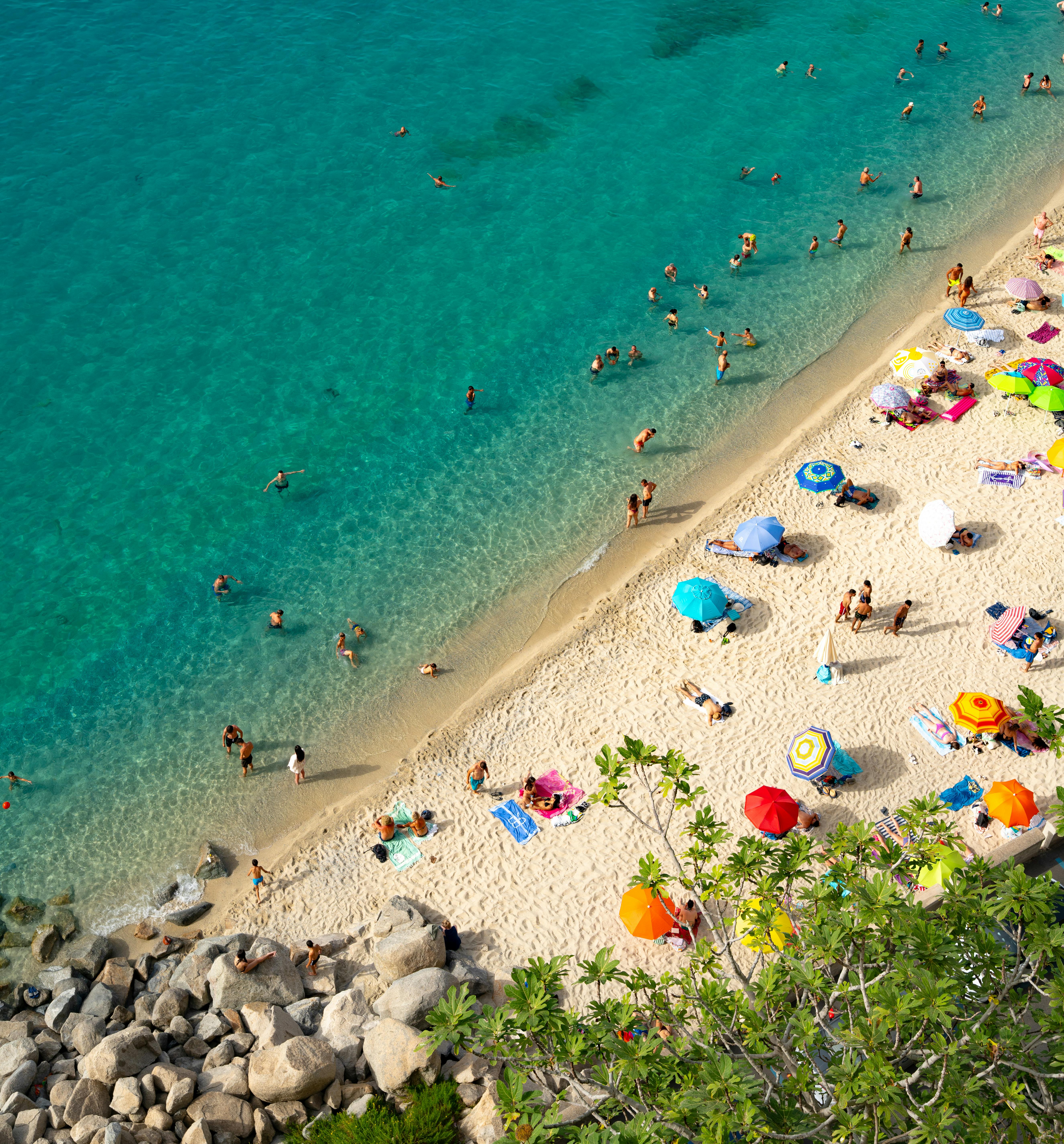 Crystal clear turquoise cove – surfboard rental in Italy