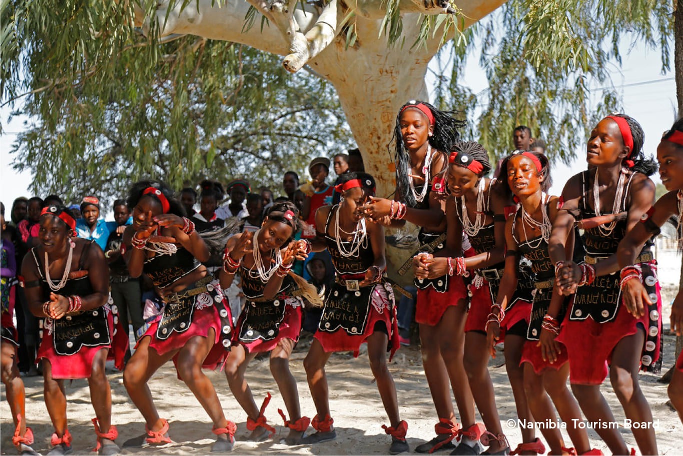 Tanzgruppe in traditioneller Kleidung in Namibia