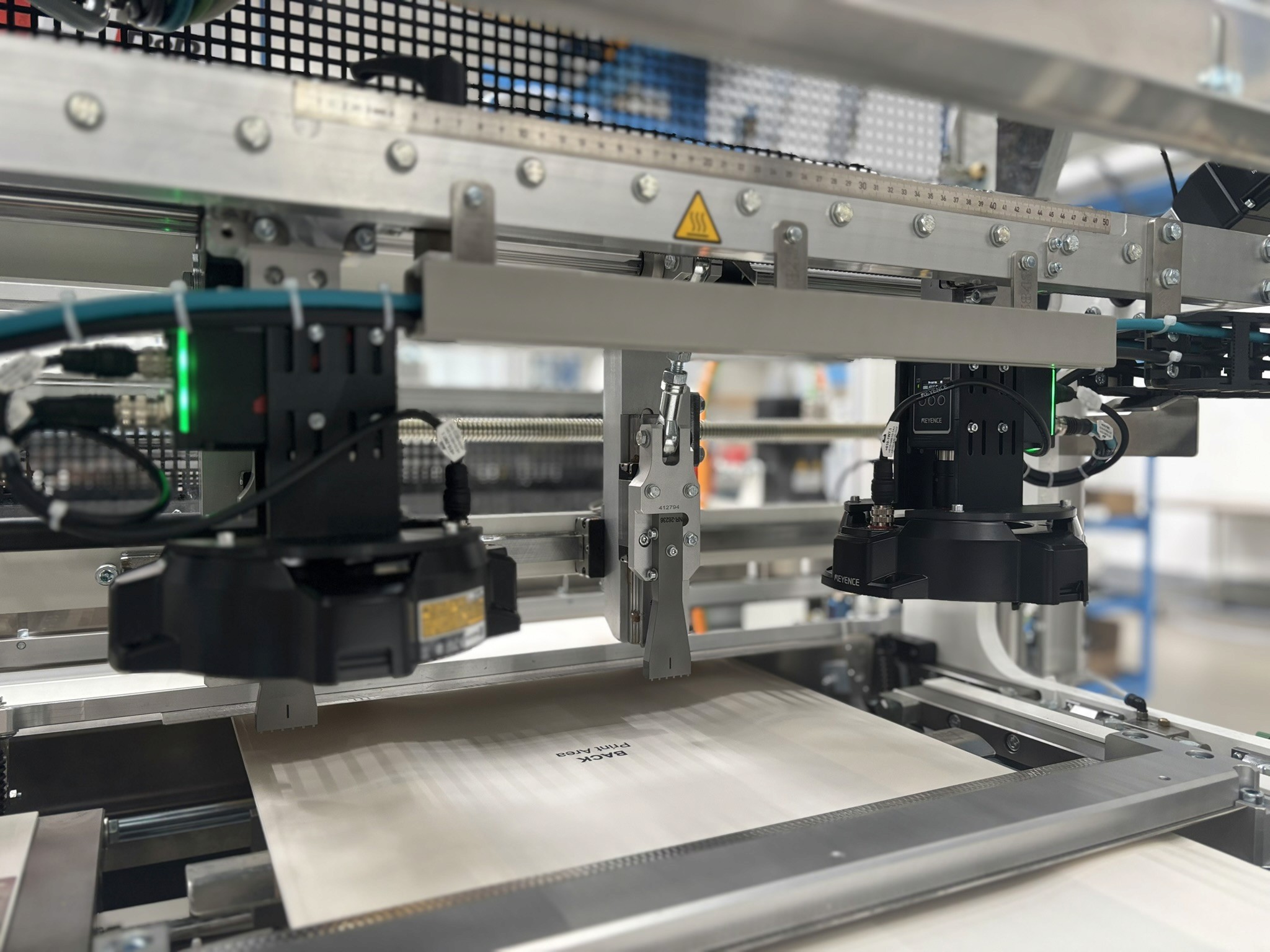 Industriemaschine in Fabrik. Hochmoderne Produktionsanlage. Automatisierte Fertigung.