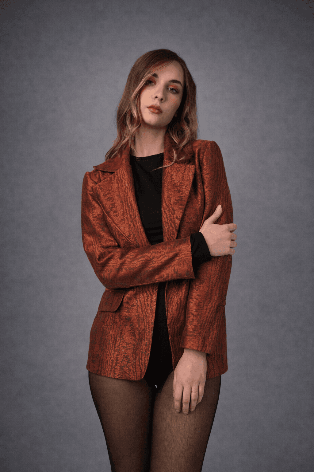 hanged top on brown and white clothes horse
