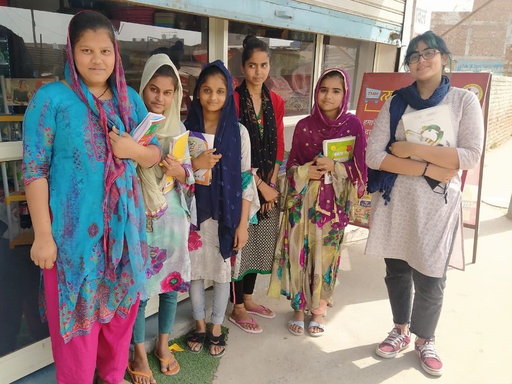 a blue and white fish