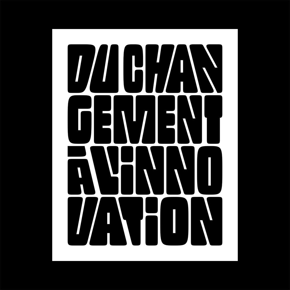 Photographie artistique d'un verre de vin jaune à moitié rempli sur fond dégradé sombre, avec une typographie cursive blanche superposée lisant 'La Percée du Vin', créant une identité visuelle élégante pour un projet œnologique.