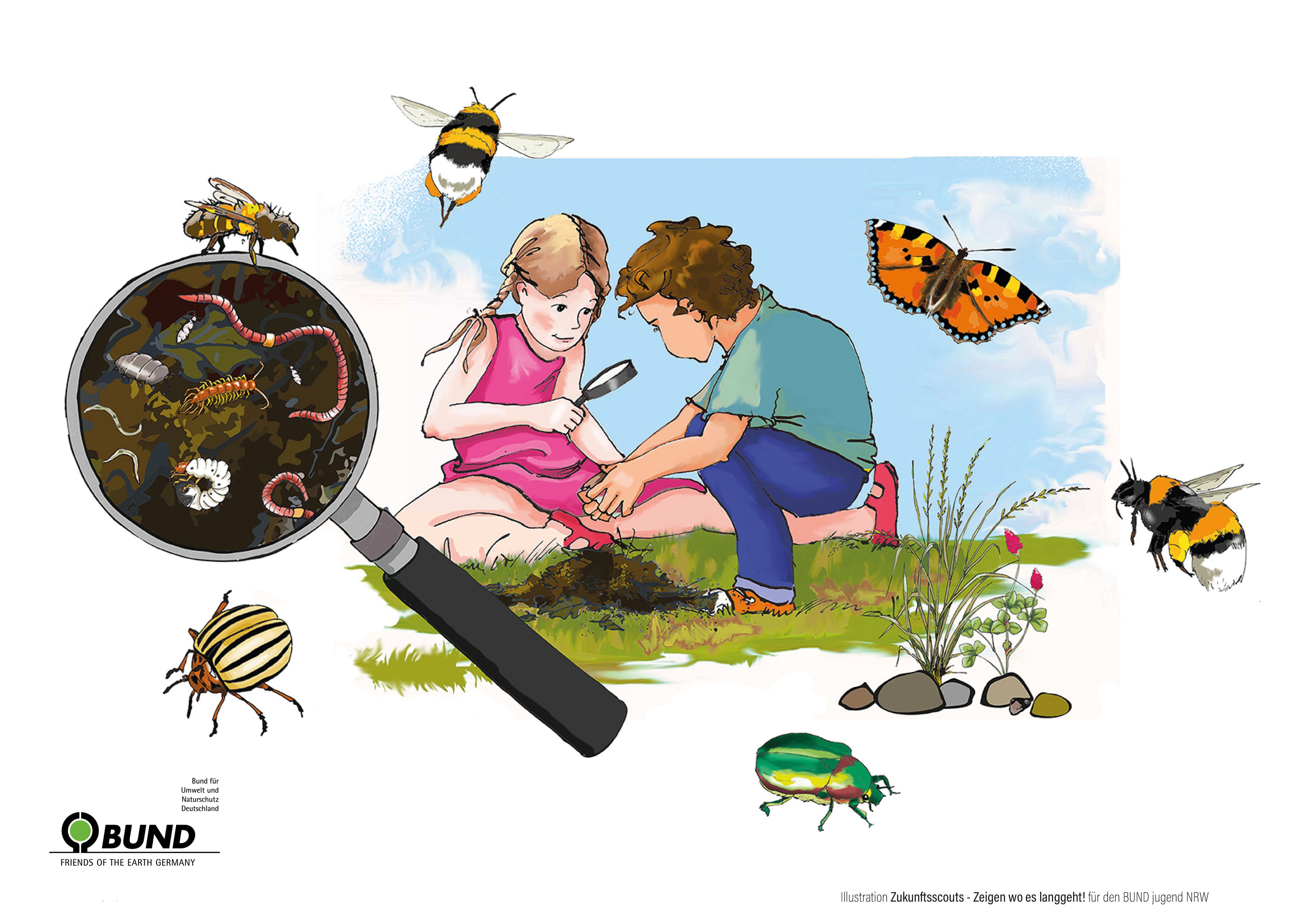 Zwei Kinder sitzen auf einer Wiese und schauen sich durch eine Lupe Insekten an