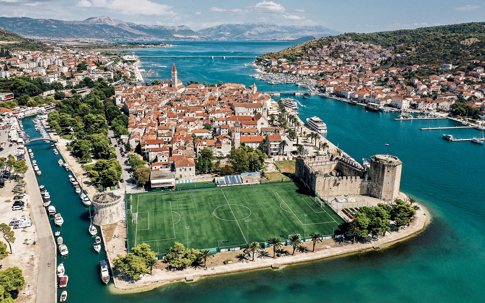 从空中俯瞰克罗地亚斯普利特附近特罗吉尔的历史中心和海滨。