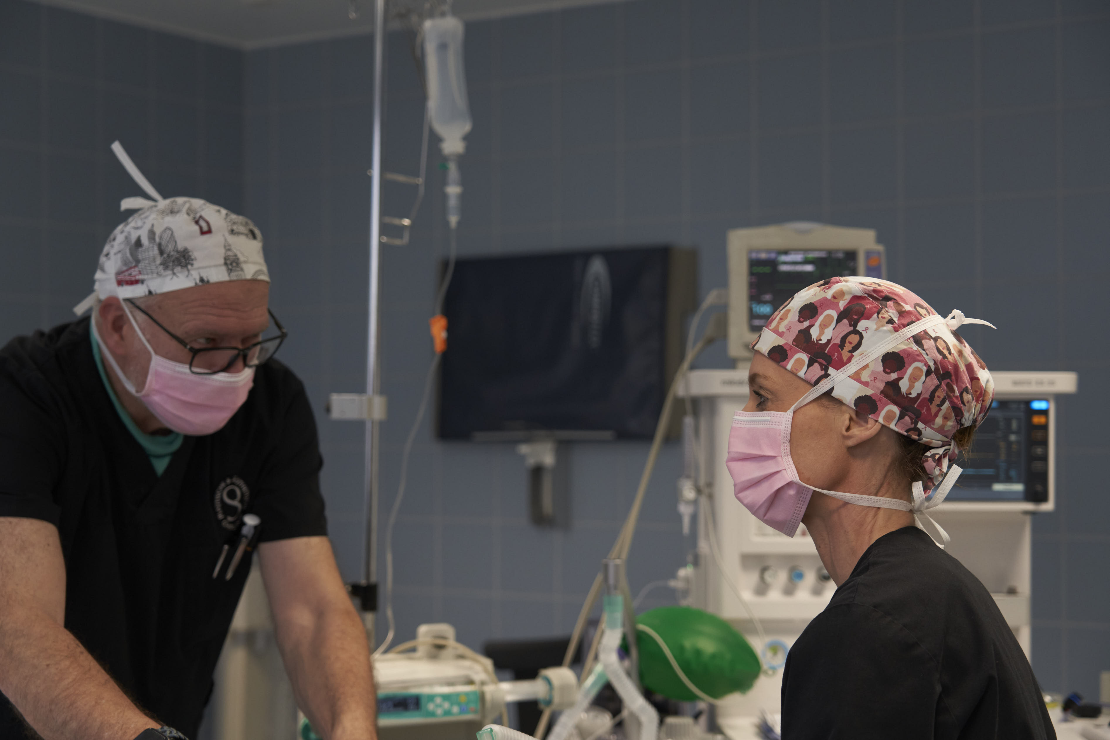 Johanna Weiland und Anästhesiehilfe während einer OP zusammenarbeit bei Narkose