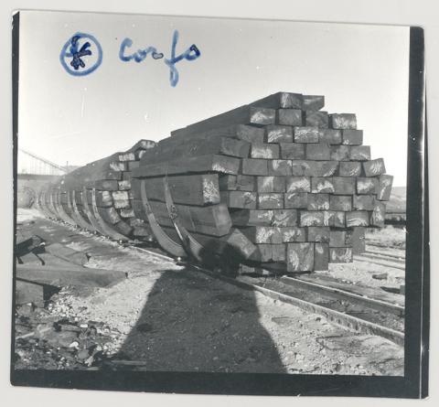 Transporte De Madera en la línea férrea.