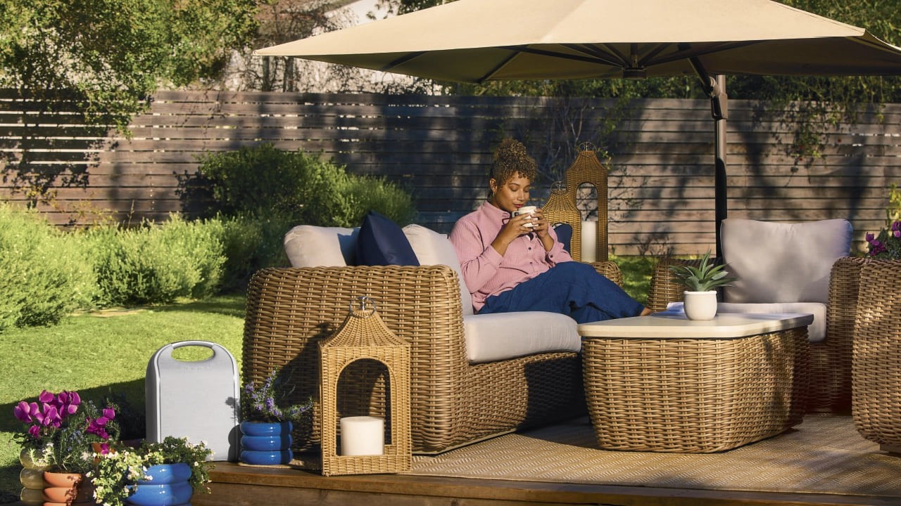Imagen de mujer disfrutando de una taza de café caliente en la mañana