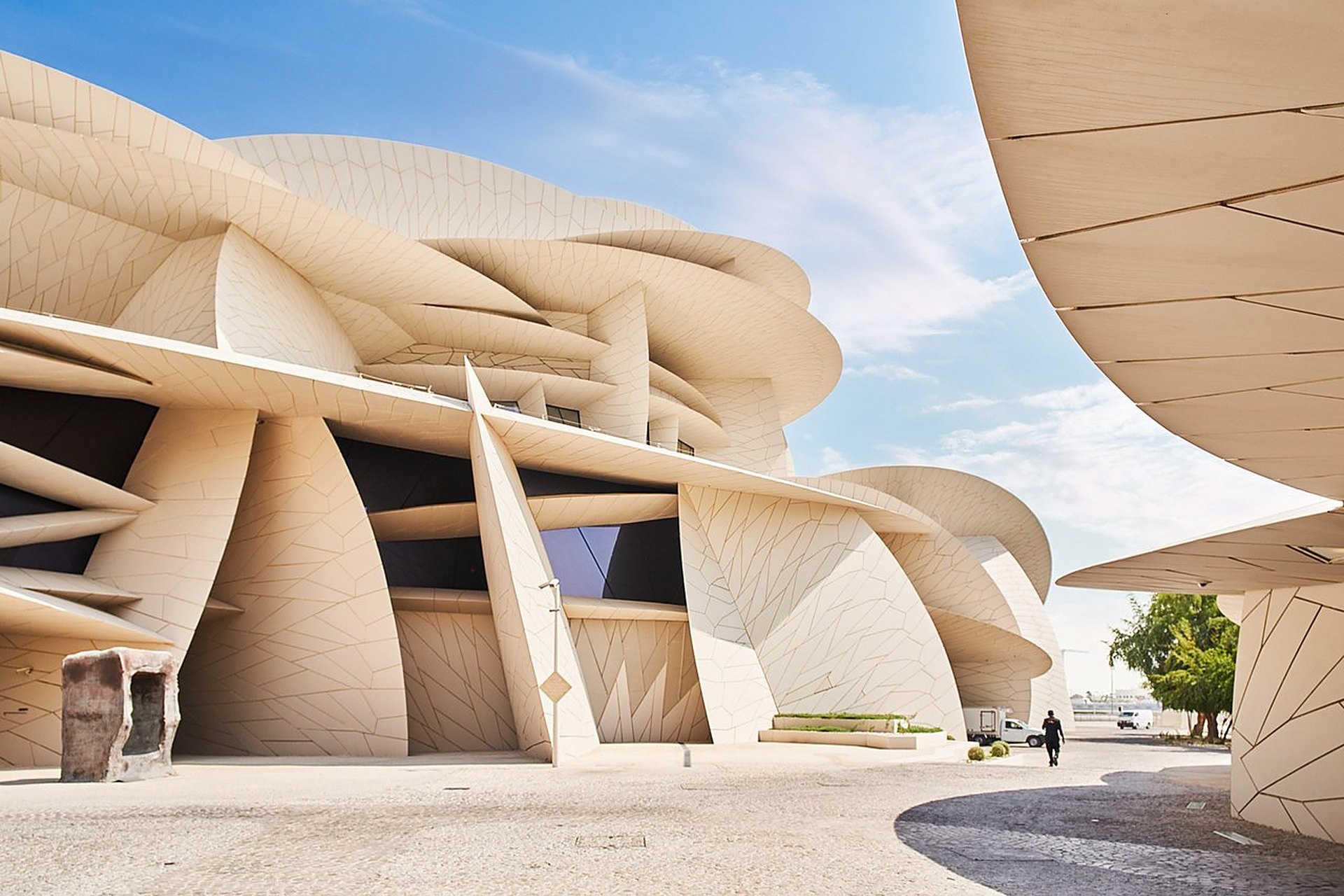 Les disques imbriqués du Musée national du Qatar, à Doha, vus de près, sable et ciel bleu
