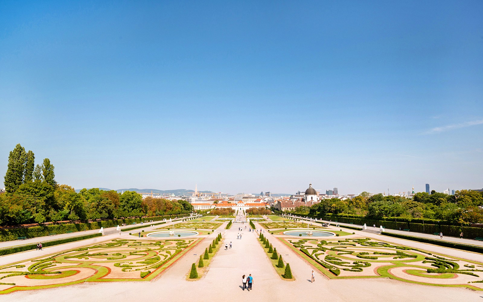 Taman Istana Belvedere Atas dengan jalan setapak simetris dan air mancur di Wina.
