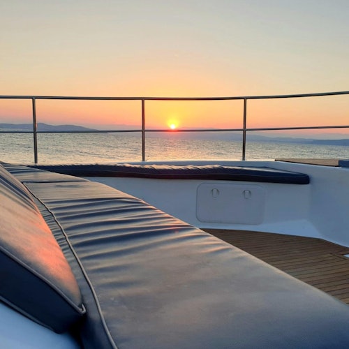 Gå ombord på båten tidigt och välj den bästa platsen för att segla.