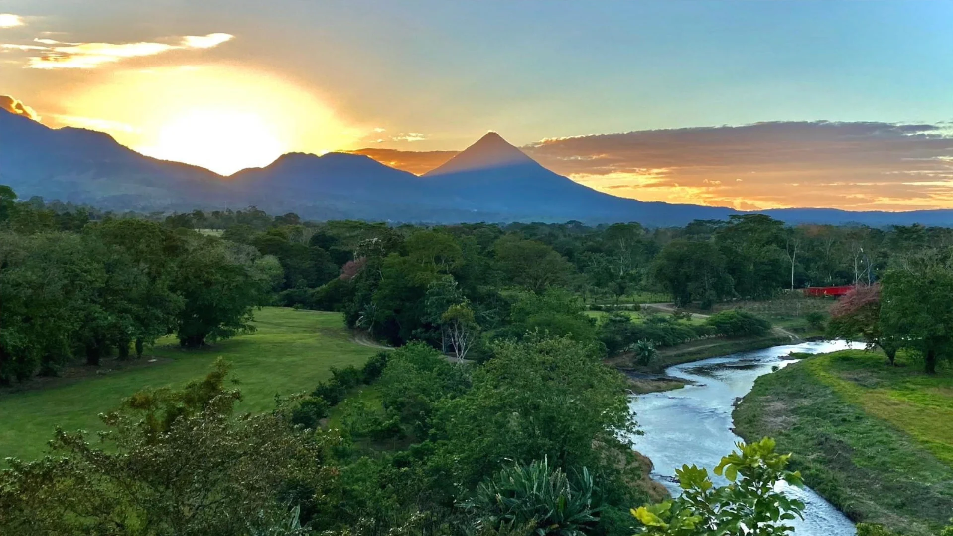Gwetaway to Arenal Hills with Arenal volcano