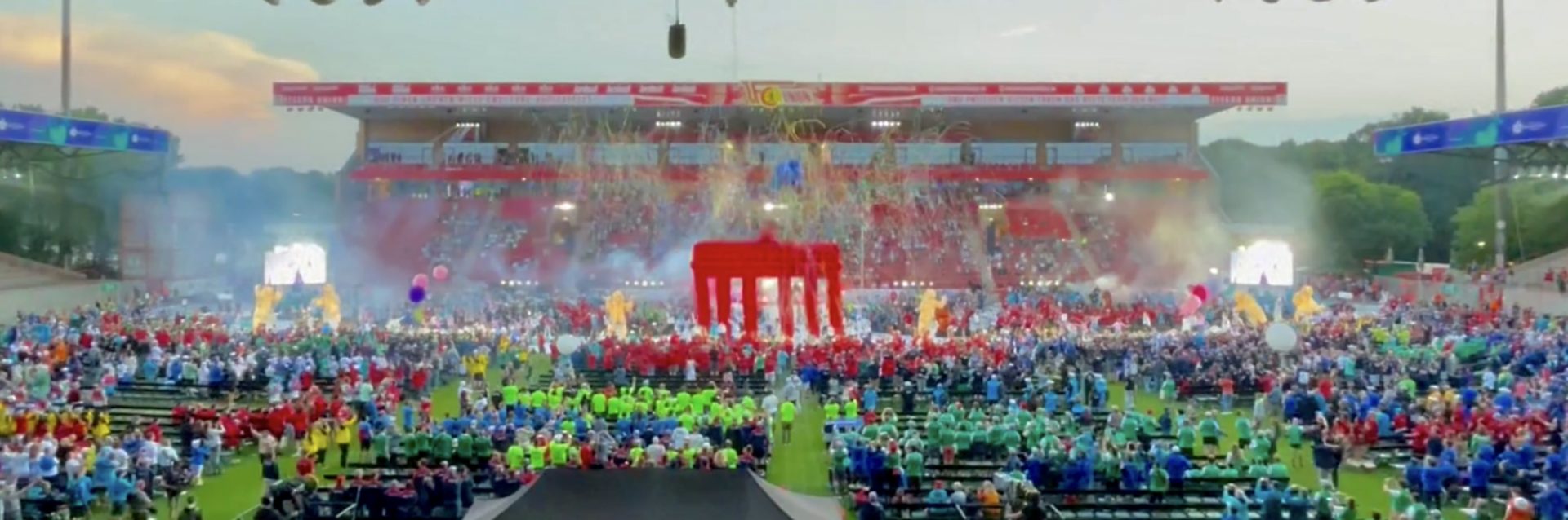 Das Bild zeigt das finale Showbild der Opening Ceremony der Special Olympics National Games 2022 im Stadion Alte Försterei in Berlin.