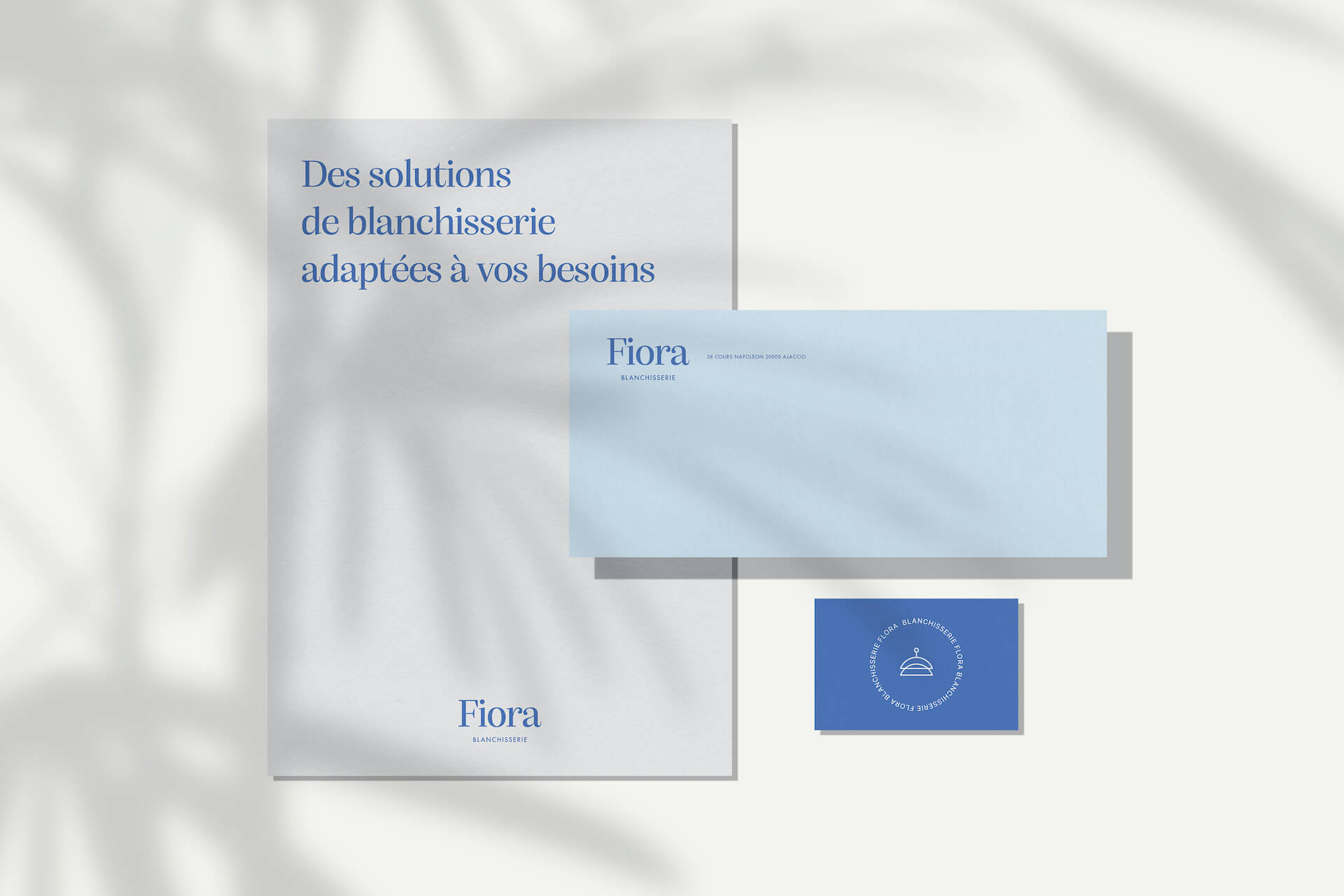 Identité visuelle et branding de la blanchisserie Fiora, conçus par Studio Boume. Ensemble de papeterie comprenant logo, cartes de visite et enveloppes dans un design minimaliste et élégant.